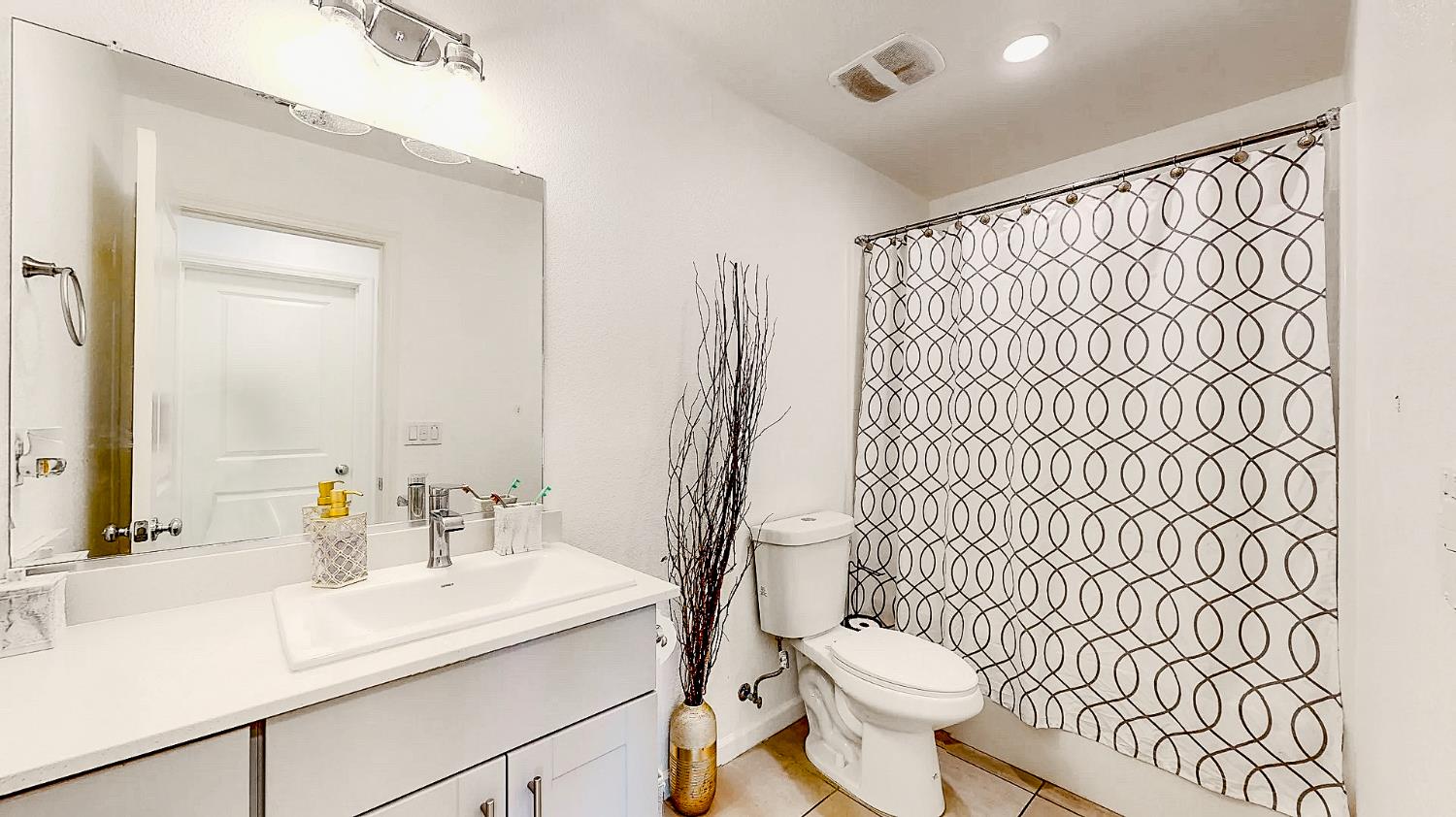 Detail Gallery Image 10 of 21 For 1775 Tomaso Ct, Los Banos,  CA 93635 - 5 Beds | 3 Baths