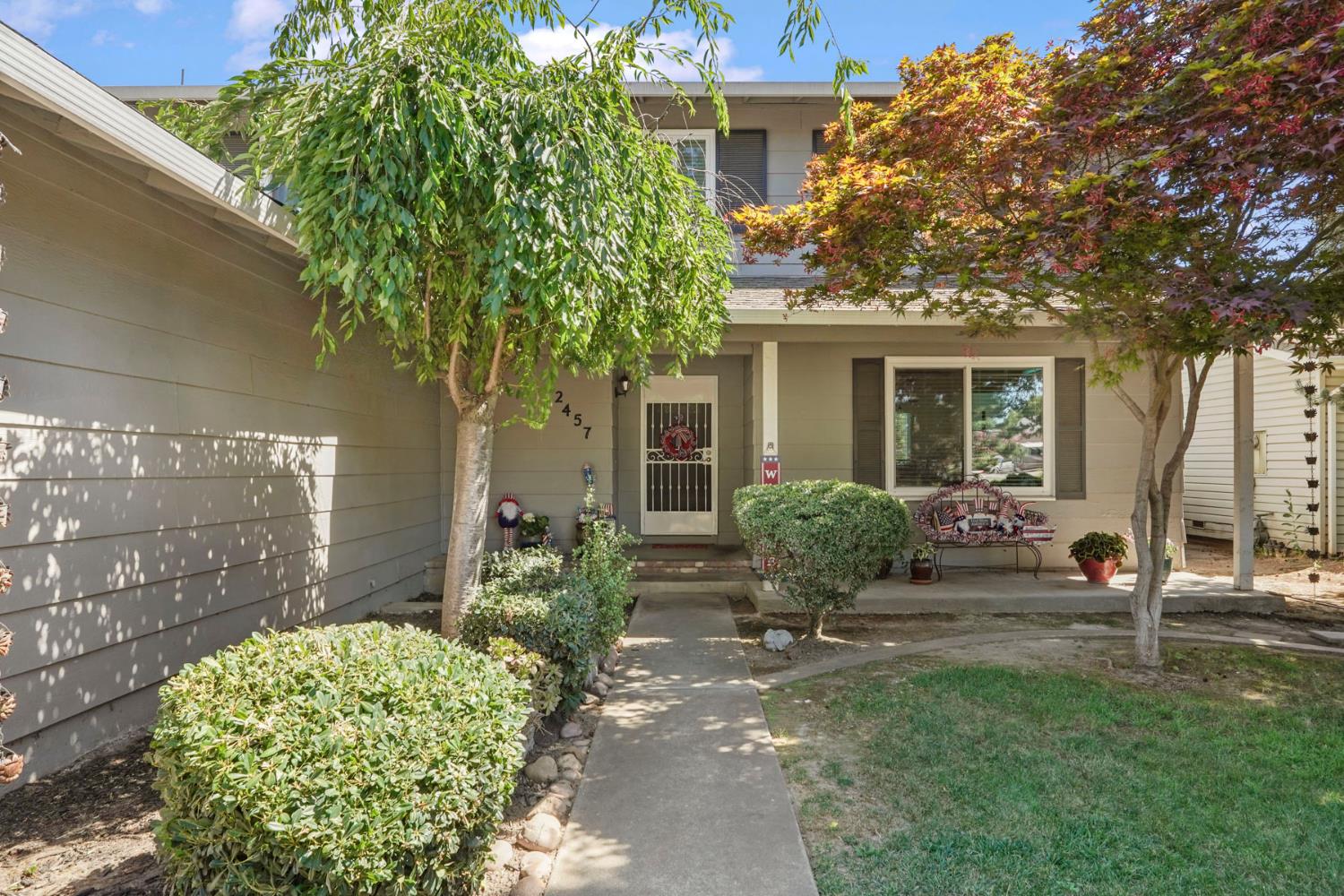 Detail Gallery Image 3 of 52 For 2457 Rockingham Cir, Lodi,  CA 95242 - 4 Beds | 2/1 Baths