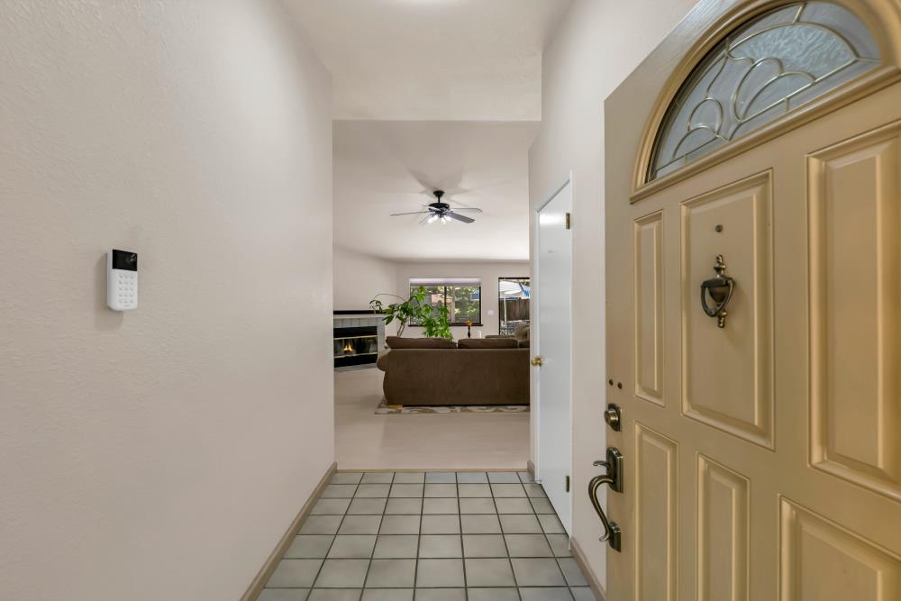 Detail Gallery Image 9 of 59 For 7527 Island Way, Sacramento,  CA 95831 - 3 Beds | 2 Baths