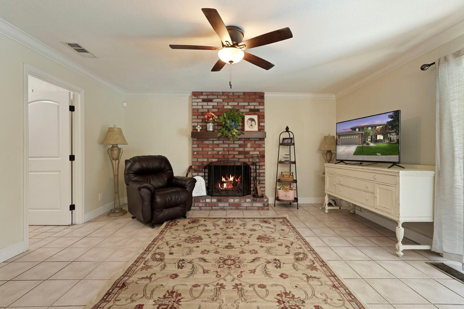Detail Gallery Image 11 of 52 For 2457 Rockingham Cir, Lodi,  CA 95242 - 4 Beds | 2/1 Baths