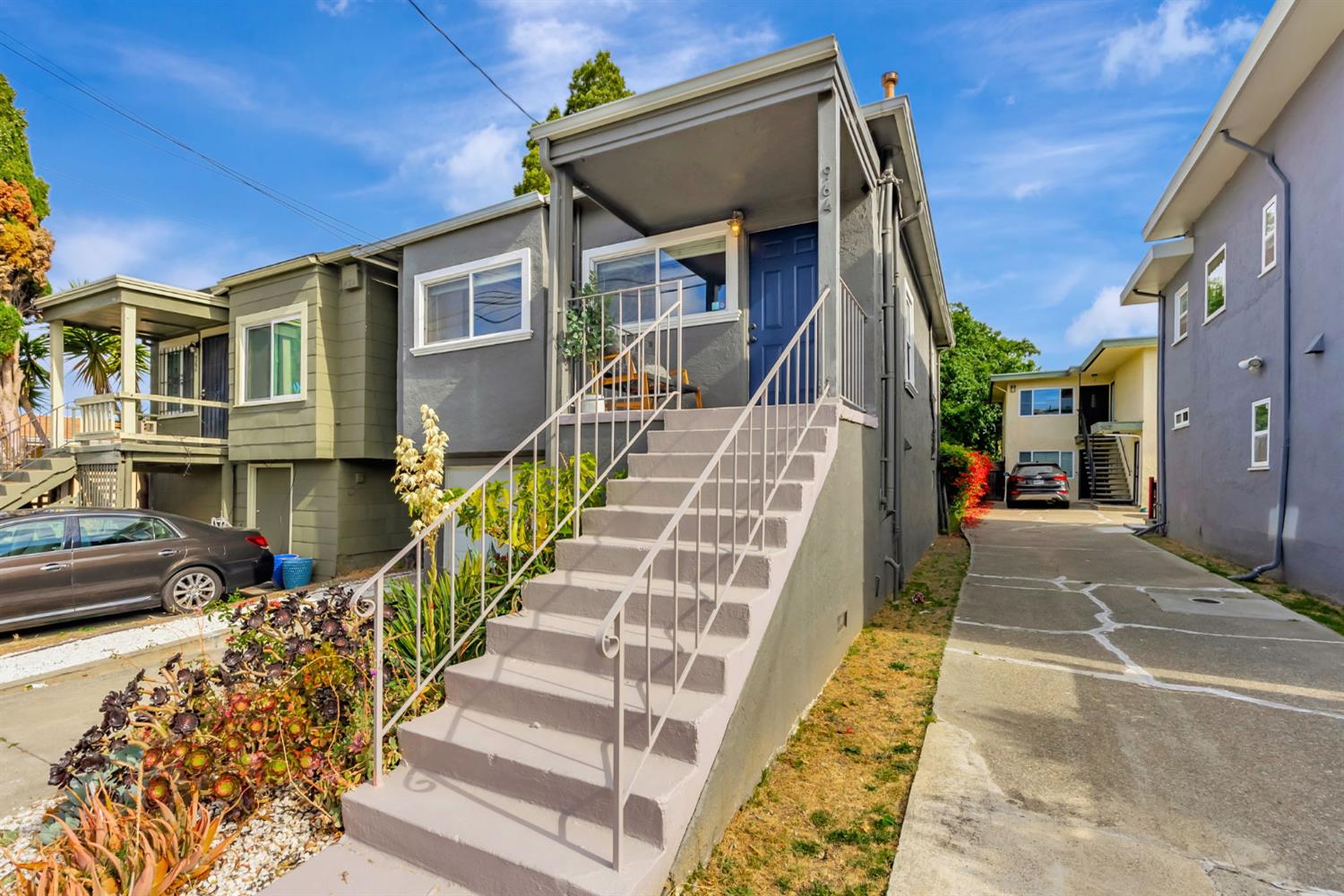 Detail Gallery Image 2 of 39 For 964 61st St, Oakland,  CA 94608 - 3 Beds | 2/1 Baths
