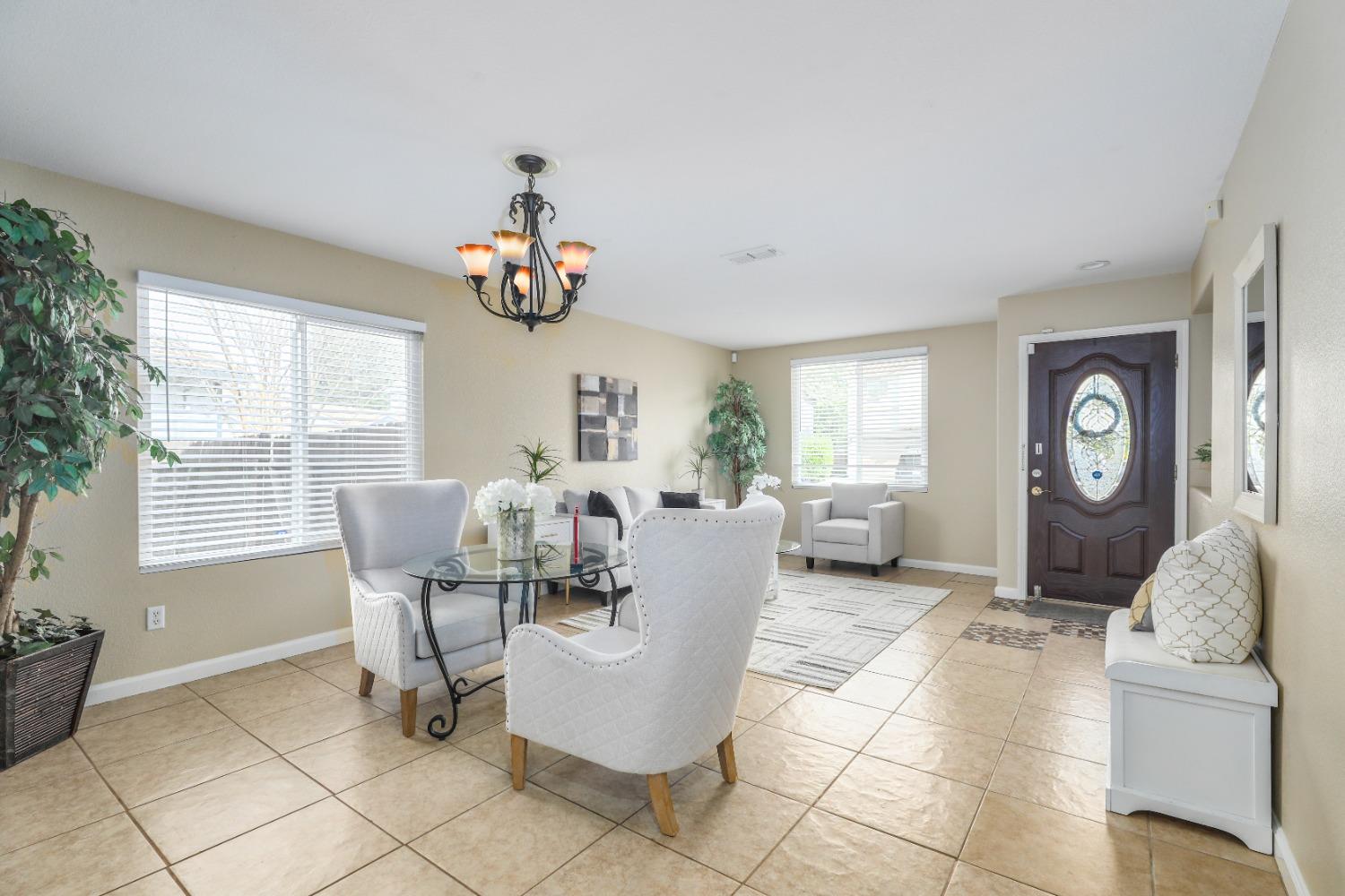 Detail Gallery Image 5 of 44 For 3355 Calla Lily Way, Sacramento,  CA 95833 - 5 Beds | 2/1 Baths