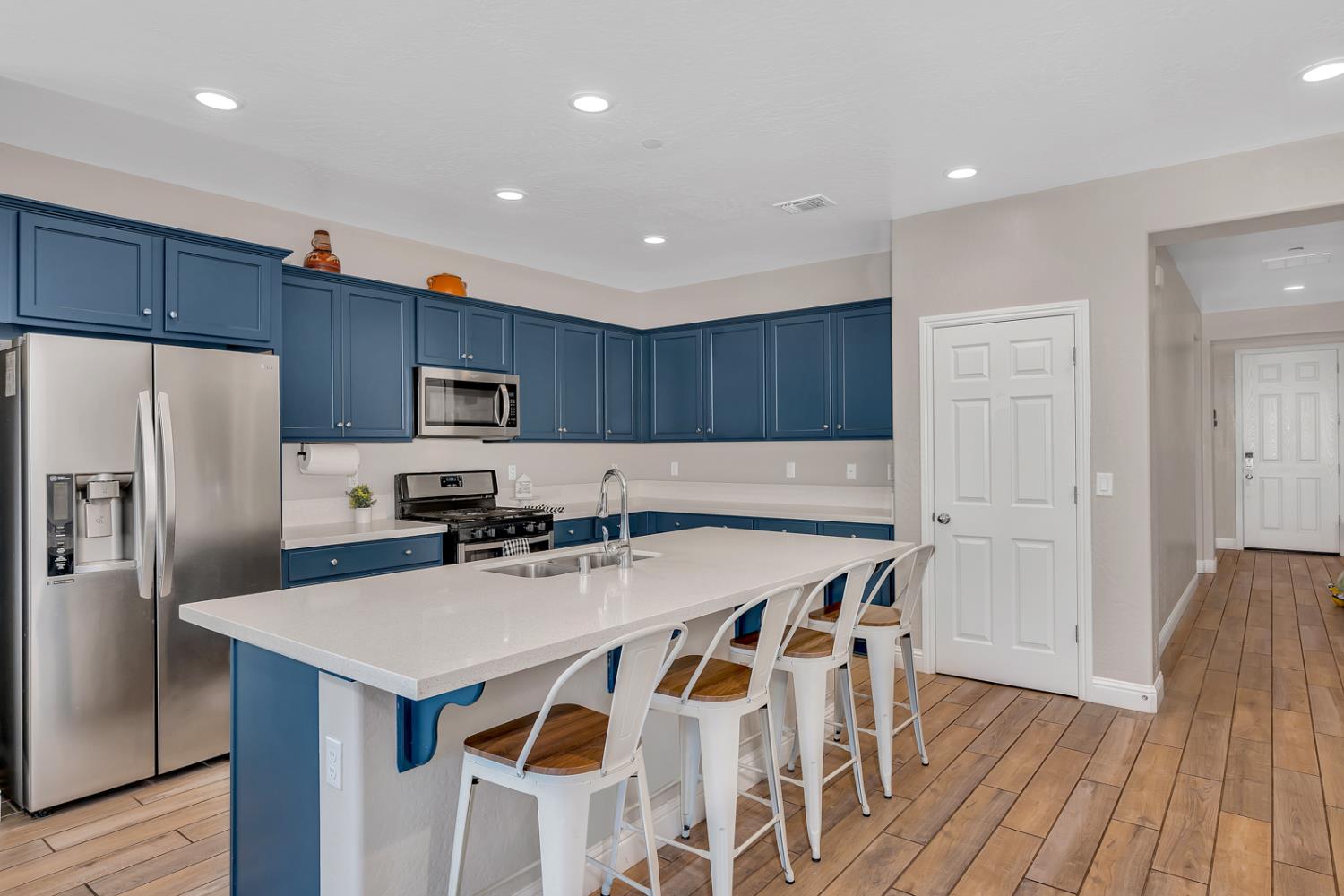 Detail Gallery Image 8 of 46 For 2040 Edwards St, Los Banos,  CA 93635 - 4 Beds | 3 Baths