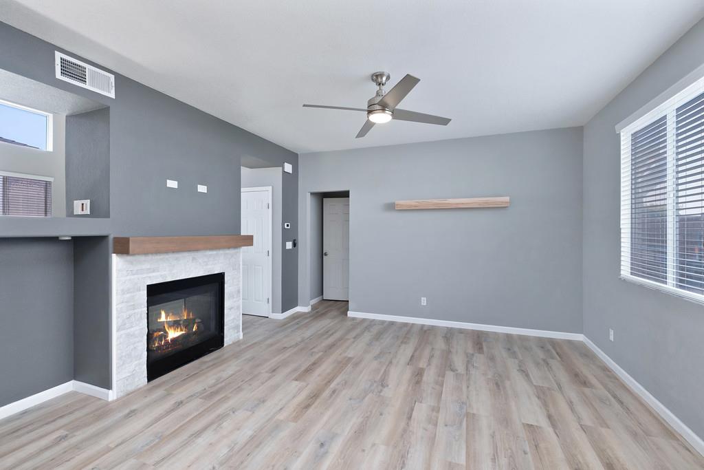 Detail Gallery Image 4 of 47 For 5512 Deepdale Way, Elk Grove,  CA 95758 - 4 Beds | 2/1 Baths