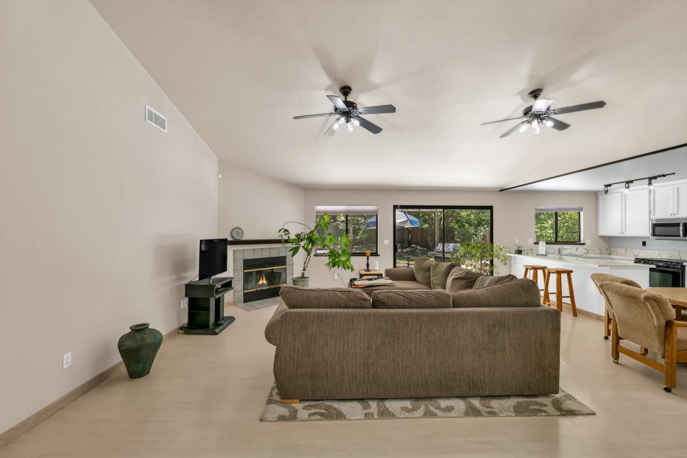Detail Gallery Image 11 of 59 For 7527 Island Way, Sacramento,  CA 95831 - 3 Beds | 2 Baths