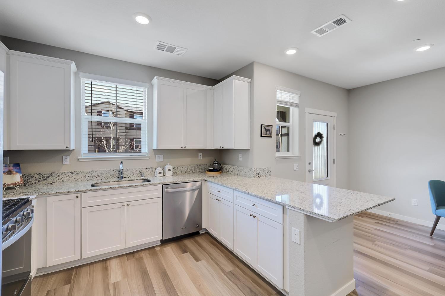 Detail Gallery Image 13 of 34 For 4089 Southampton St, West Sacramento,  CA 95691 - 3 Beds | 2/1 Baths