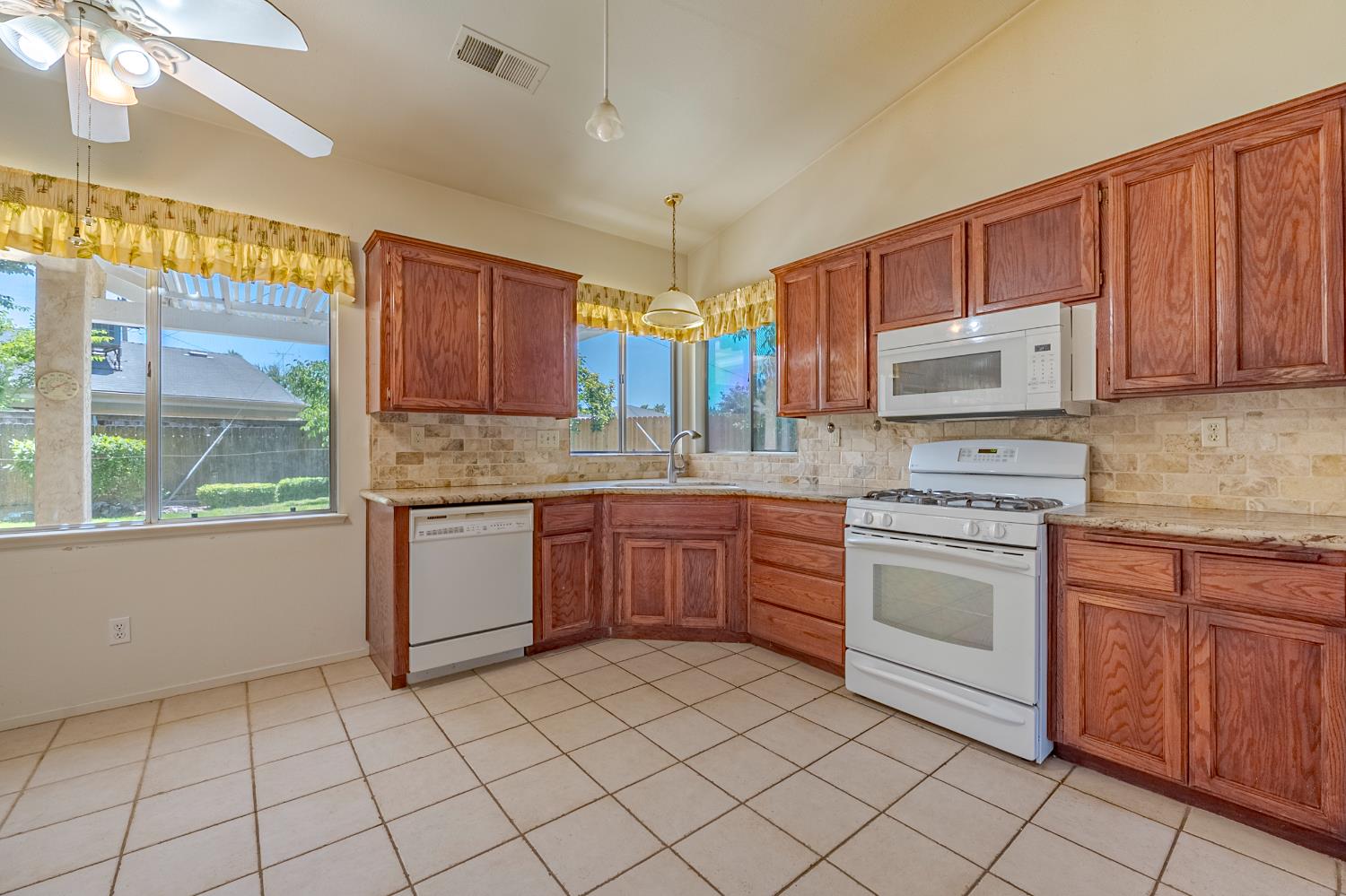 Detail Gallery Image 21 of 53 For 1079 Rosehill Dr, Chowchilla,  CA 93610 - 4 Beds | 2 Baths