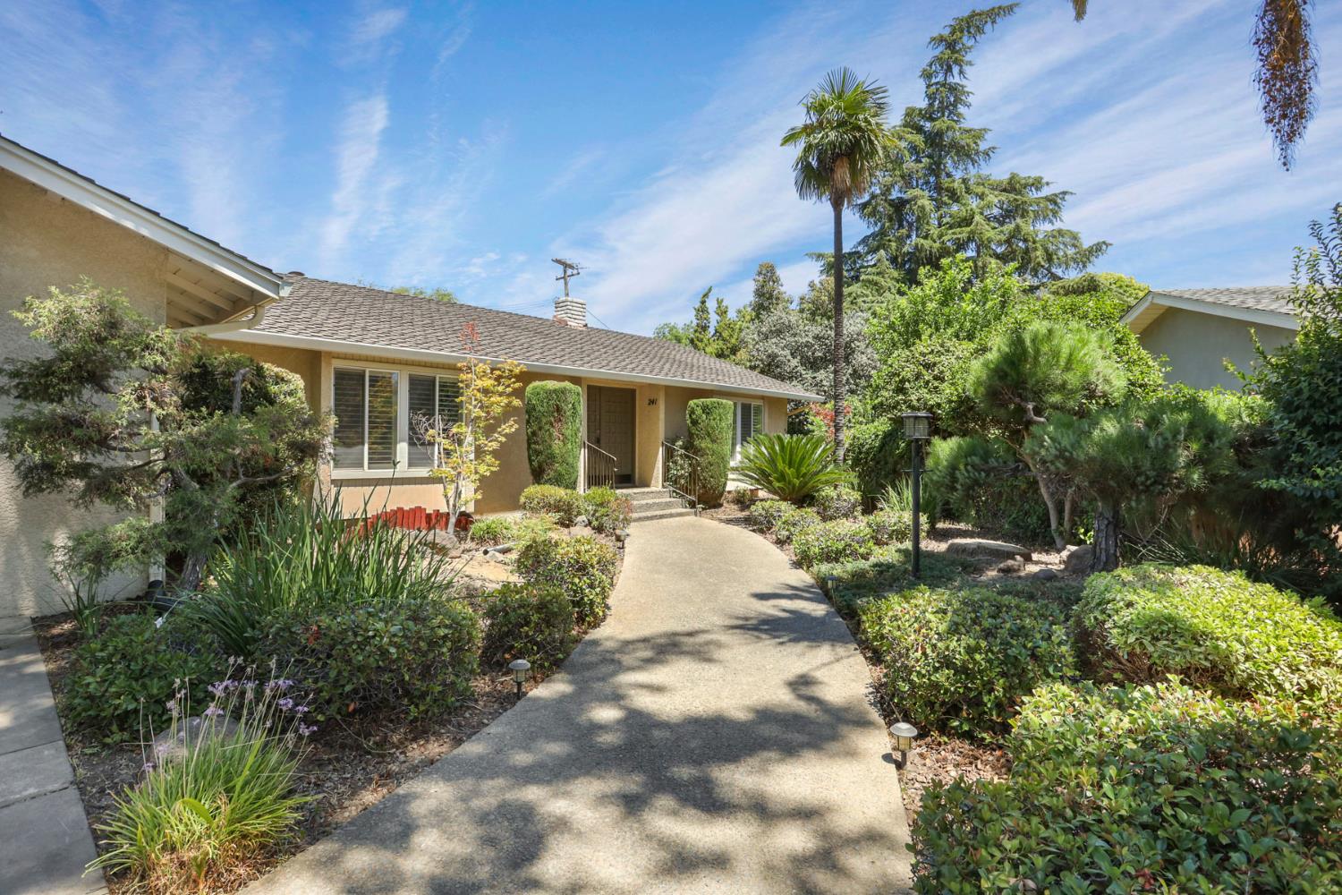 Detail Gallery Image 5 of 66 For 241 Charlemagne Way, Modesto,  CA 95350 - 4 Beds | 2 Baths