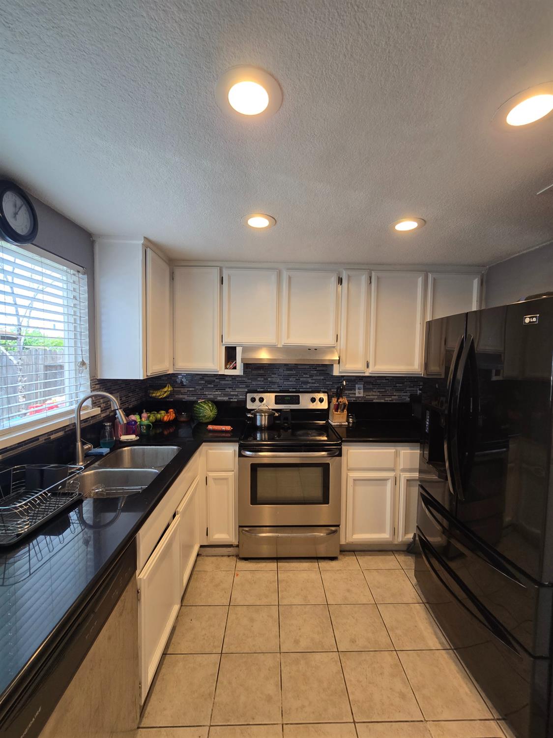 Detail Gallery Image 11 of 39 For 4631 Country Scene Way, Sacramento,  CA 95823 - 3 Beds | 2 Baths