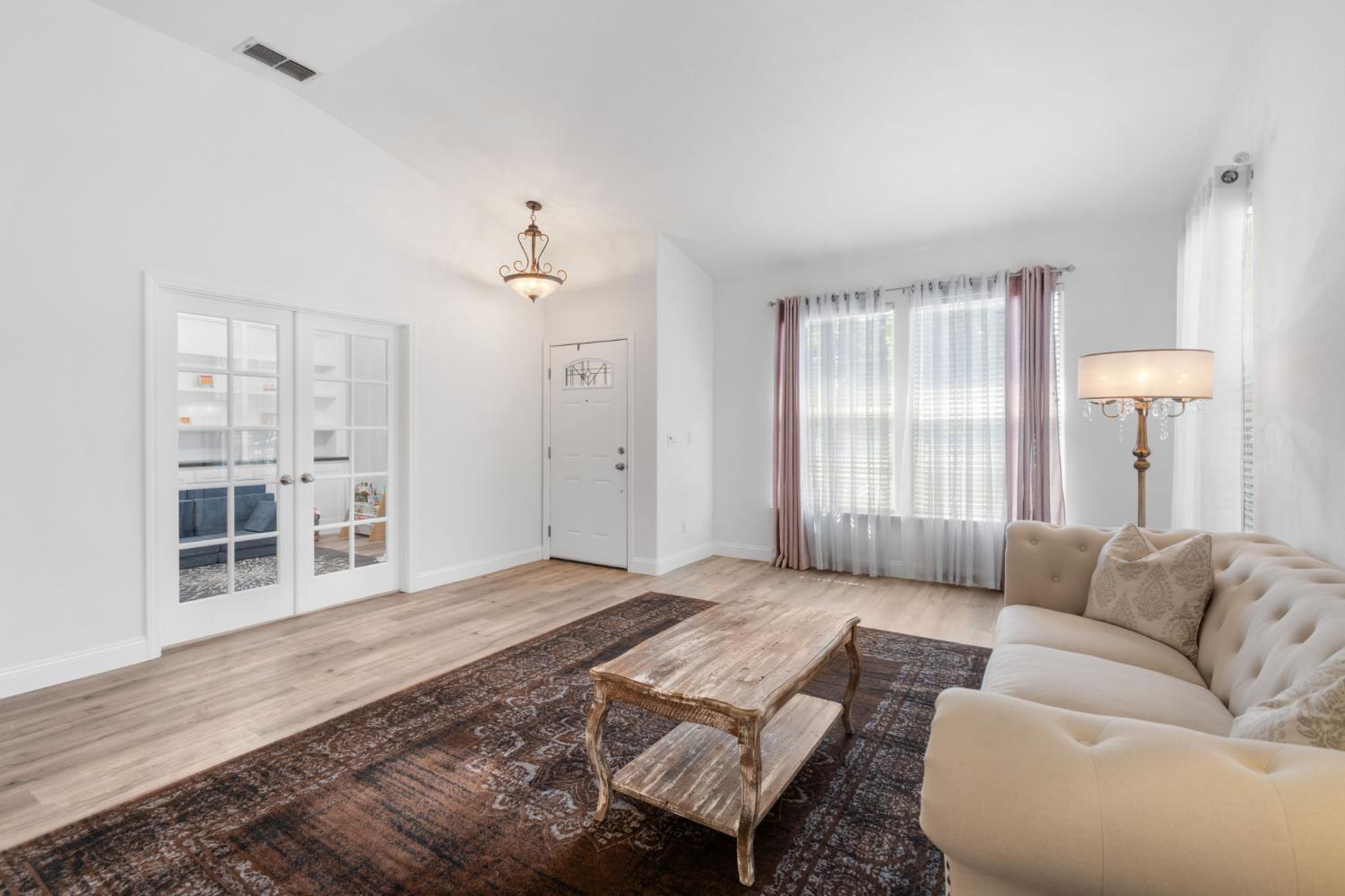 Detail Gallery Image 4 of 26 For 3900 Ginko Way, Sacramento,  CA 95834 - 3 Beds | 2 Baths