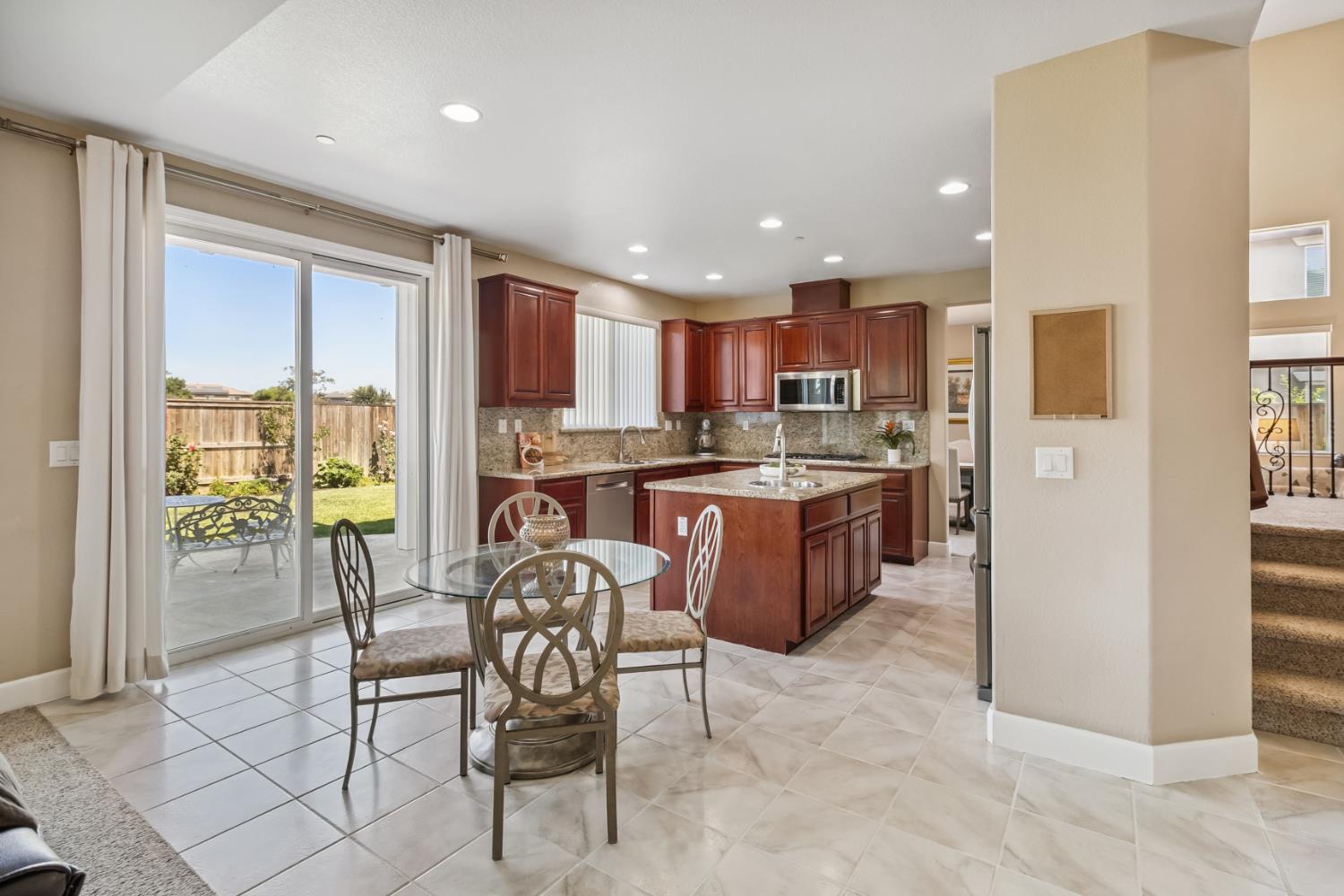Detail Gallery Image 15 of 72 For 18400 Mandarin St, Woodland,  CA 95695 - 5 Beds | 4 Baths