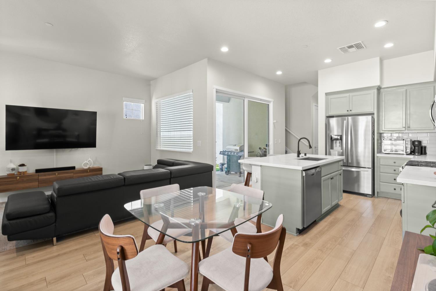 Detail Gallery Image 13 of 28 For 3286 Owl Ct, West Sacramento,  CA 95691 - 3 Beds | 2/1 Baths