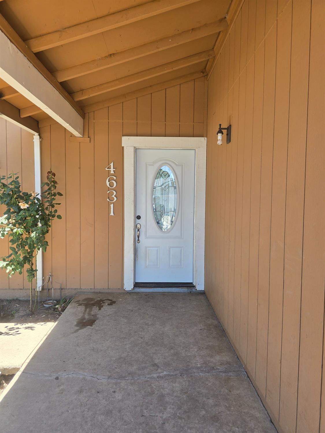 Detail Gallery Image 1 of 39 For 4631 Country Scene Way, Sacramento,  CA 95823 - 3 Beds | 2 Baths