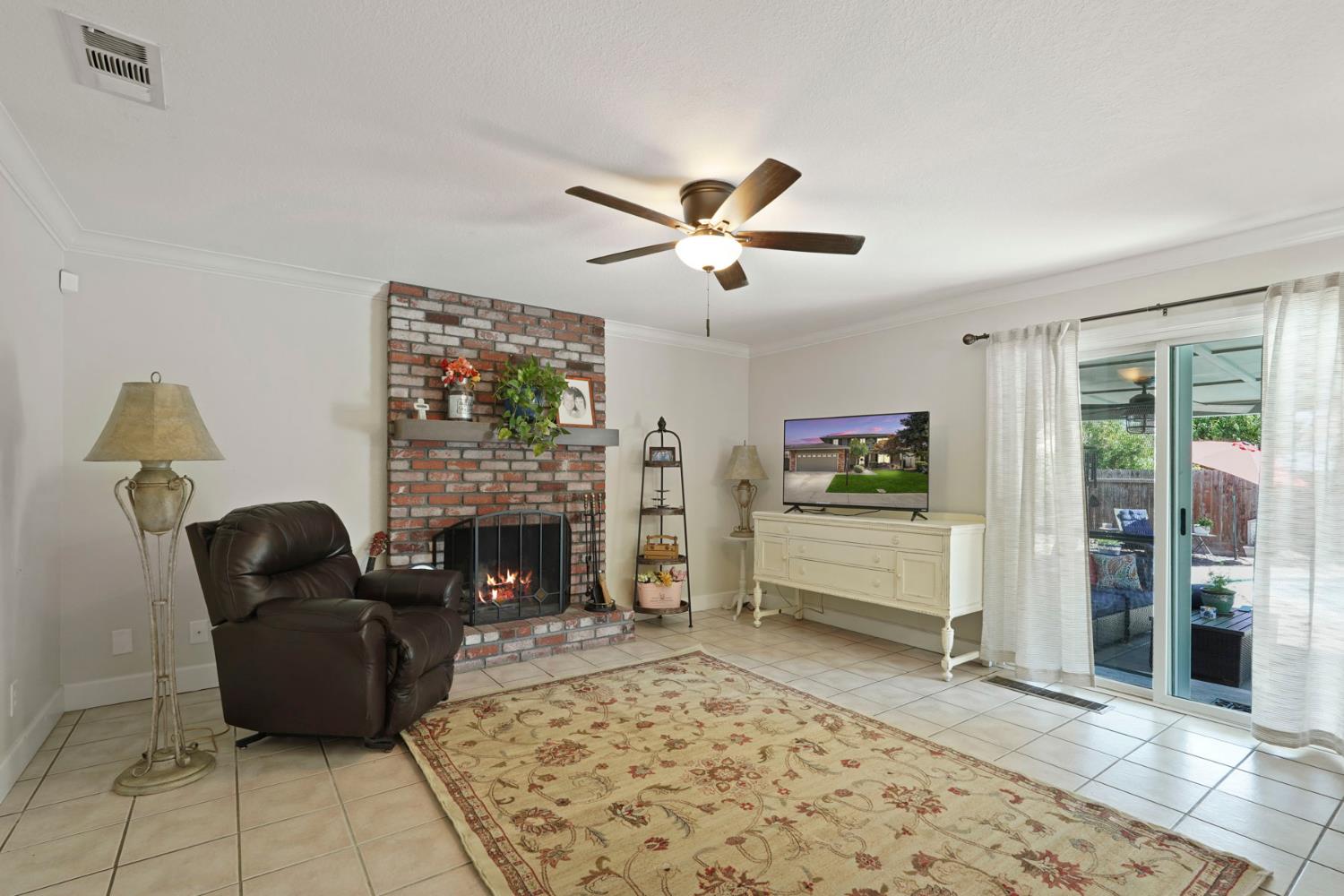 Detail Gallery Image 13 of 52 For 2457 Rockingham Cir, Lodi,  CA 95242 - 4 Beds | 2/1 Baths