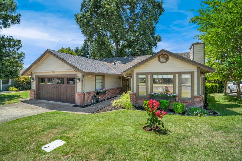 Detail Gallery Image 2 of 33 For 8216 Oakenshaw Way, Orangevale,  CA 95662 - 3 Beds | 2 Baths