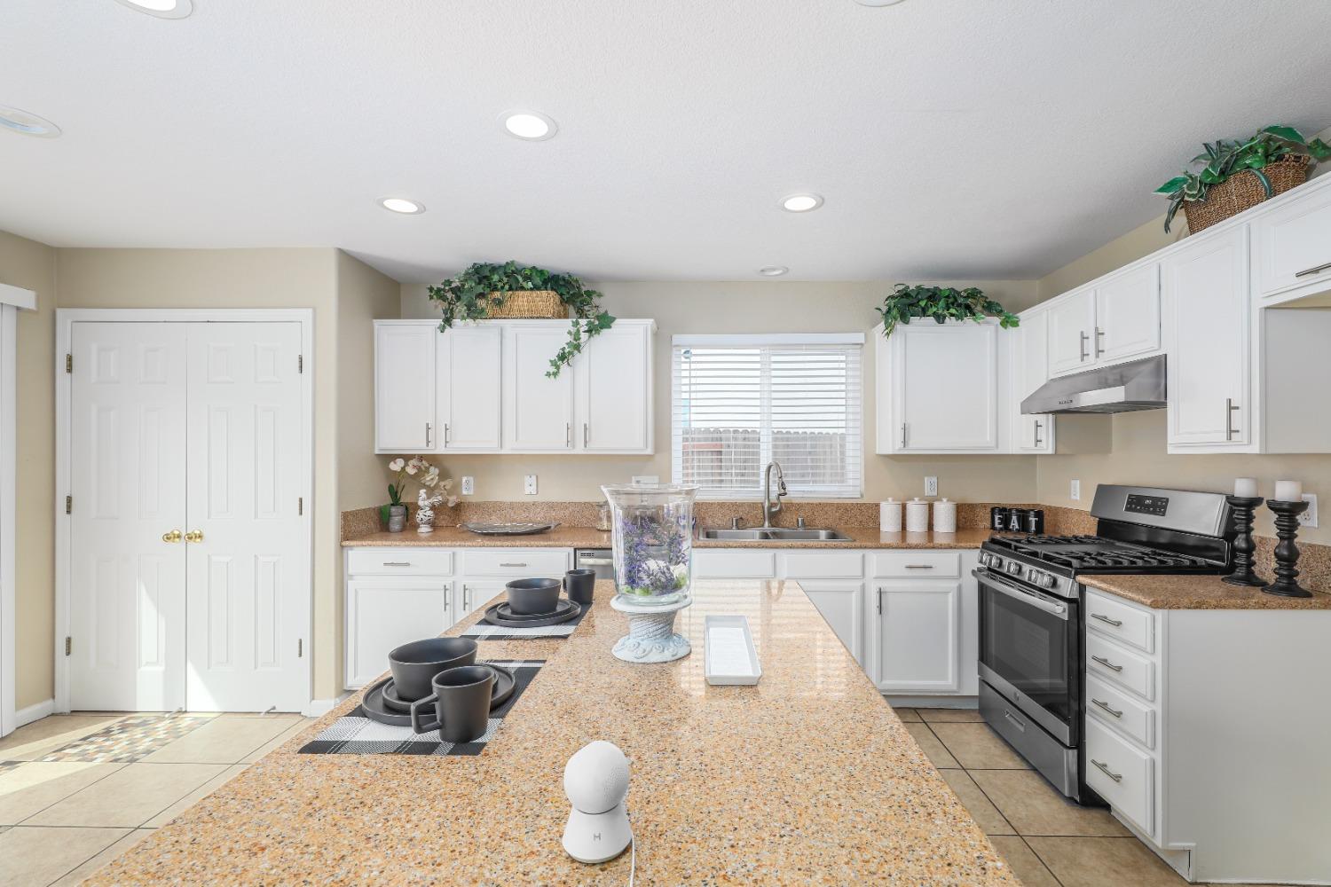 Detail Gallery Image 13 of 44 For 3355 Calla Lily Way, Sacramento,  CA 95833 - 5 Beds | 2/1 Baths