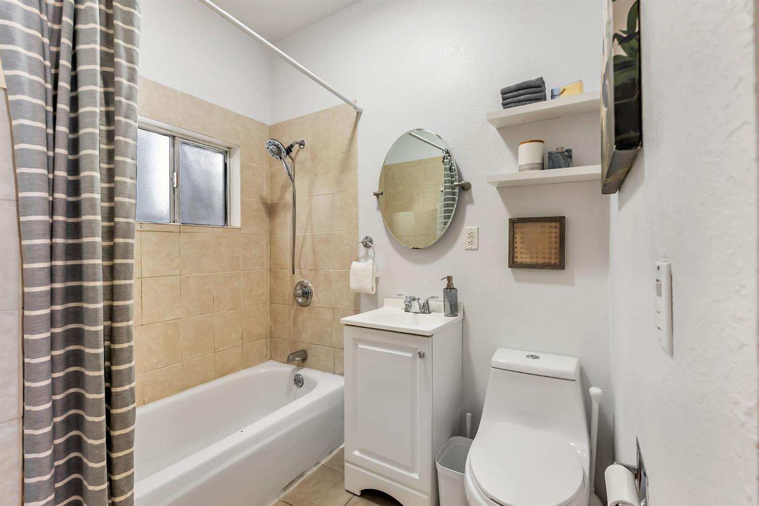 Detail Gallery Image 27 of 39 For 964 61st St, Oakland,  CA 94608 - 3 Beds | 2/1 Baths