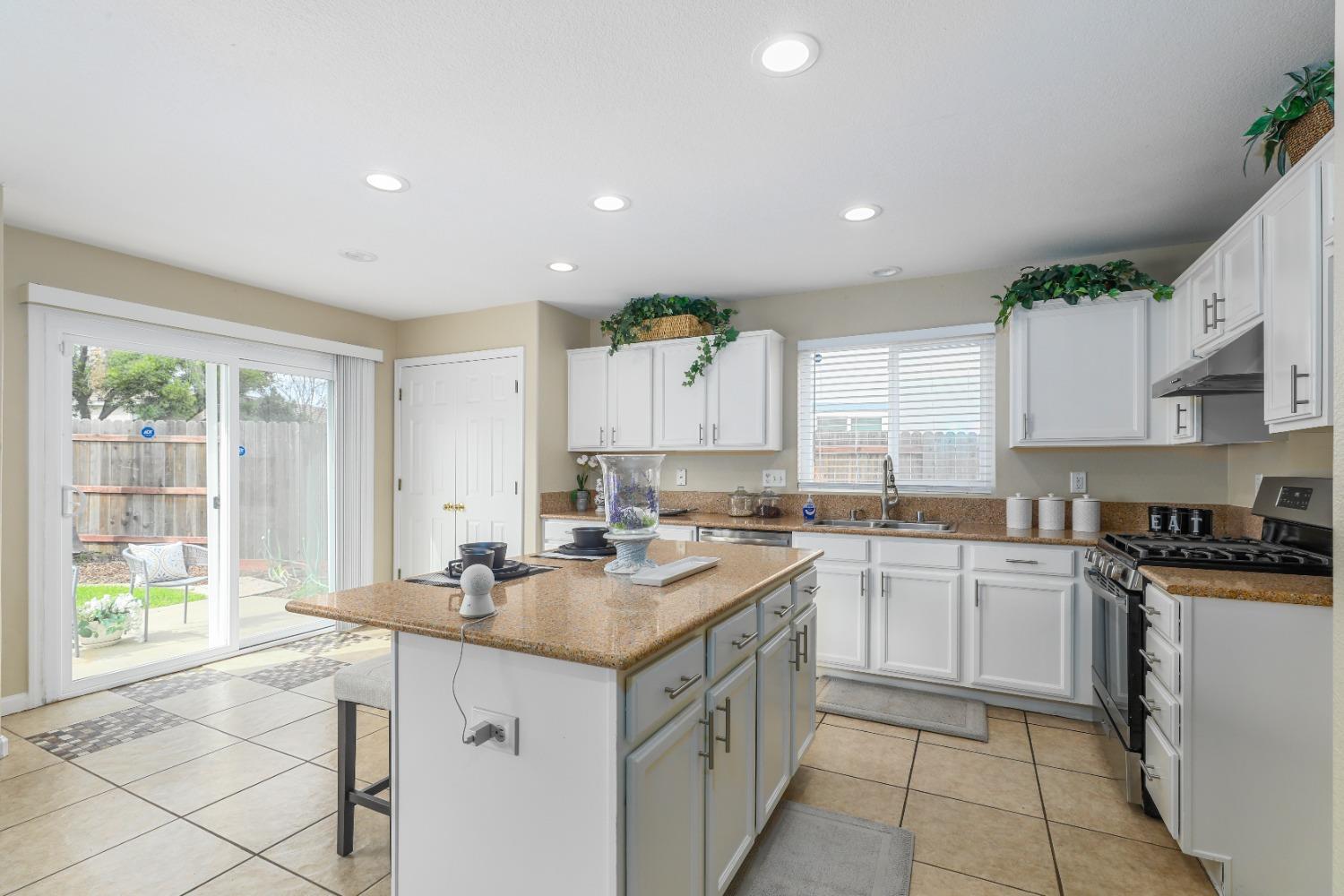Detail Gallery Image 12 of 44 For 3355 Calla Lily Way, Sacramento,  CA 95833 - 5 Beds | 2/1 Baths