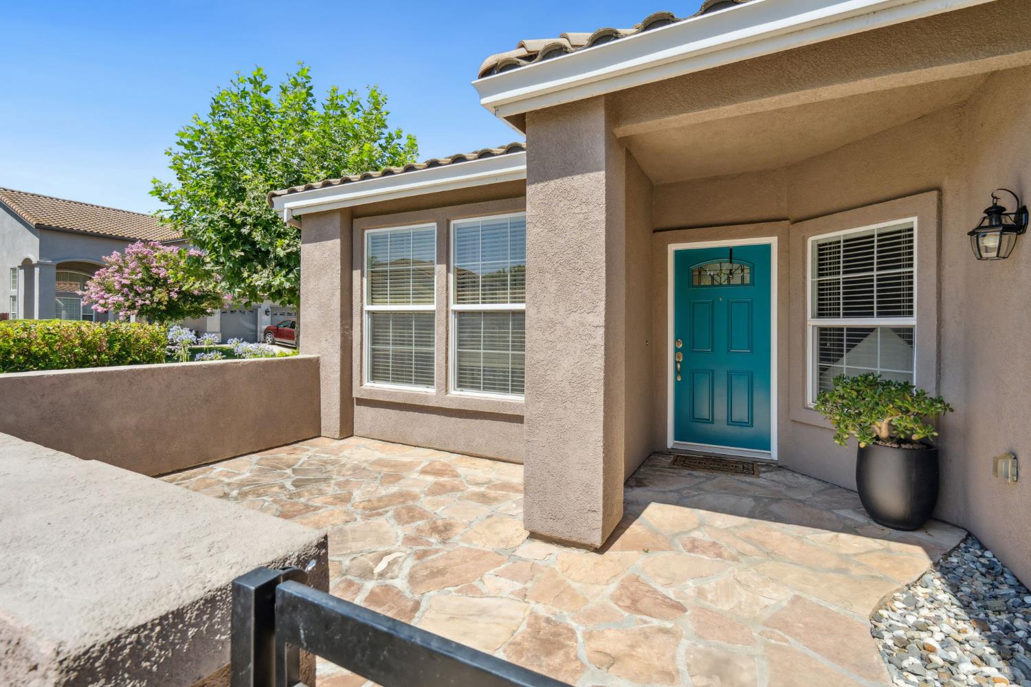 Detail Gallery Image 2 of 26 For 3900 Ginko Way, Sacramento,  CA 95834 - 3 Beds | 2 Baths