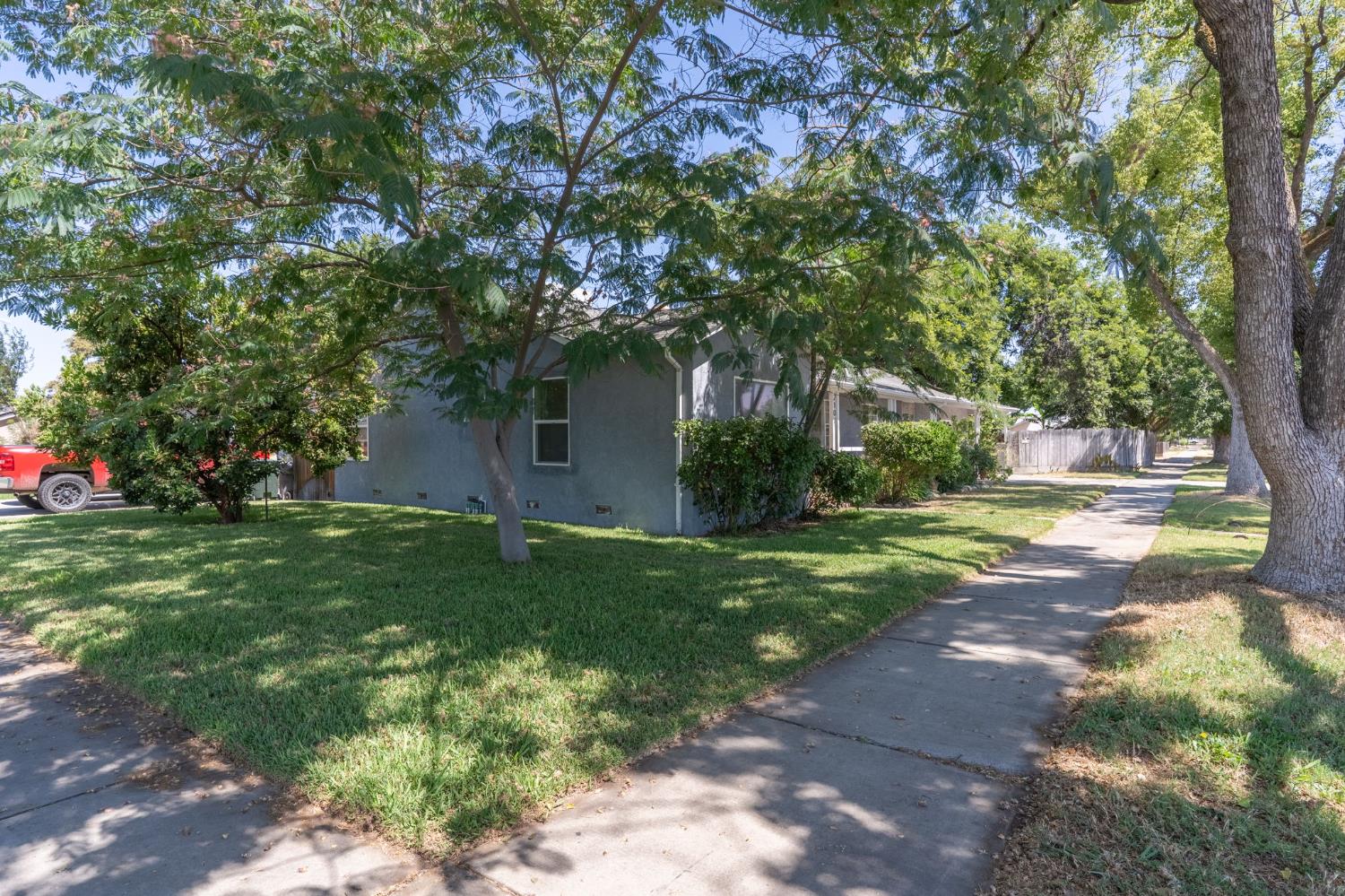 Detail Gallery Image 4 of 29 For 2107 S St, Merced,  CA 95340 - 3 Beds | 2 Baths