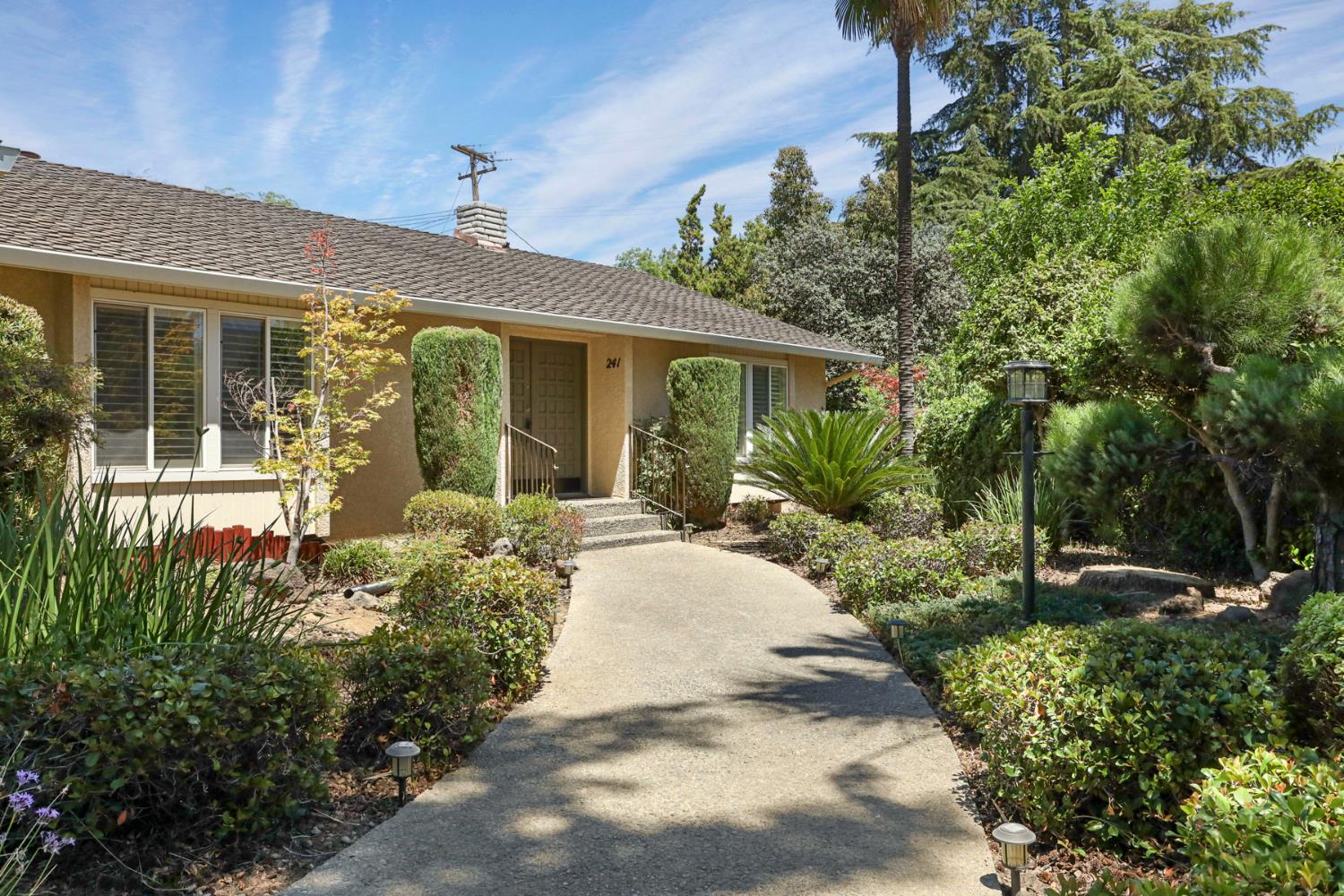 Detail Gallery Image 6 of 66 For 241 Charlemagne Way, Modesto,  CA 95350 - 4 Beds | 2 Baths
