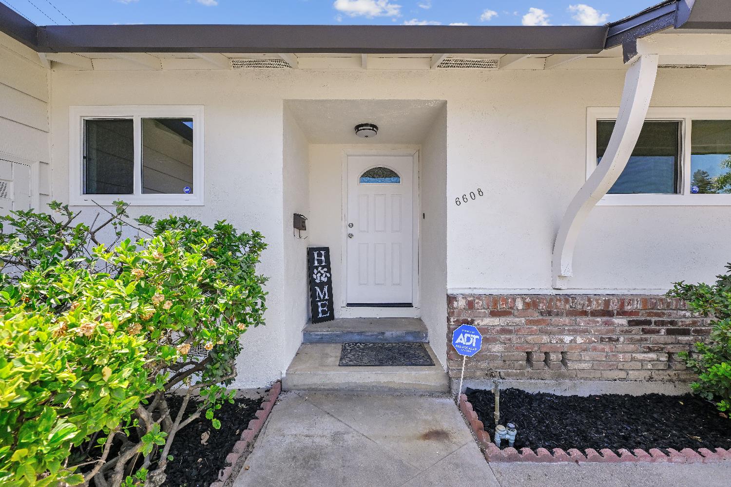 Detail Gallery Image 4 of 38 For 6608 Heatherwood Way, Sacramento,  CA 95831 - 3 Beds | 2 Baths
