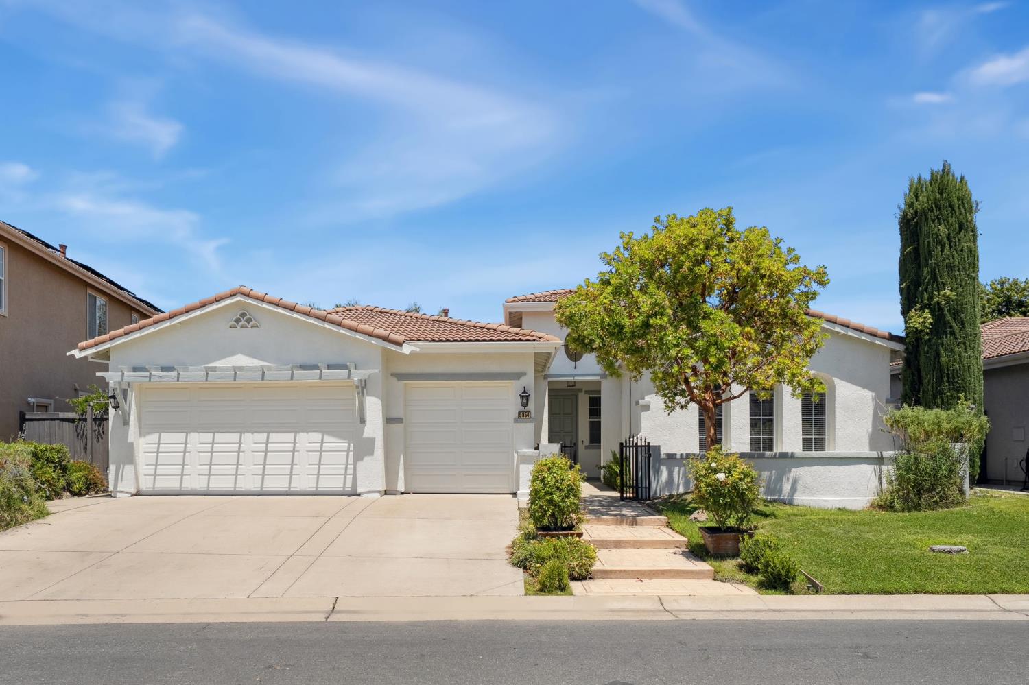 Detail Gallery Image 3 of 60 For 5054 Stroman Ln, Sacramento,  CA 95835 - 3 Beds | 2/1 Baths