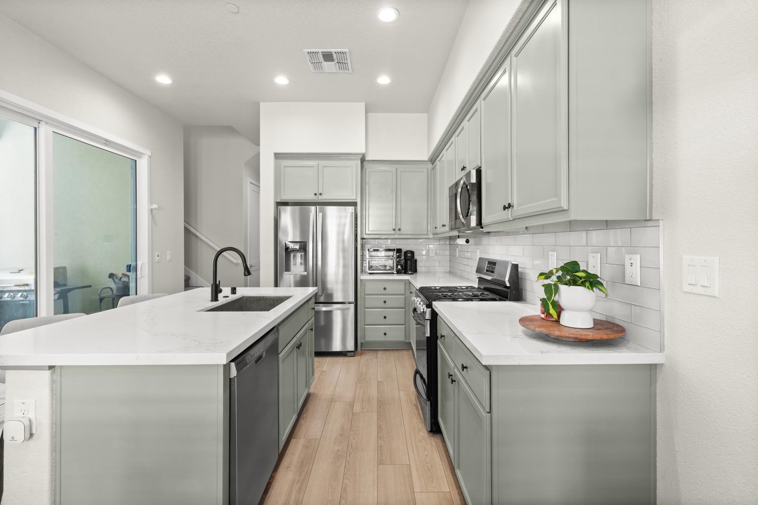 Detail Gallery Image 9 of 28 For 3286 Owl Ct, West Sacramento,  CA 95691 - 3 Beds | 2/1 Baths
