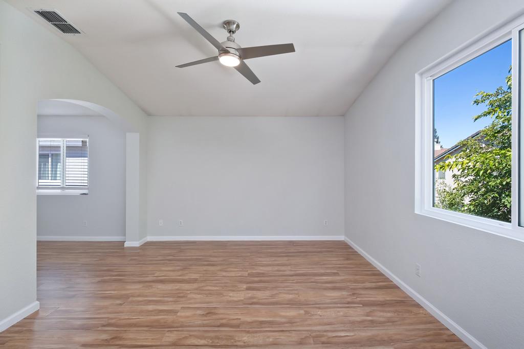 Detail Gallery Image 28 of 47 For 5512 Deepdale Way, Elk Grove,  CA 95758 - 4 Beds | 2/1 Baths