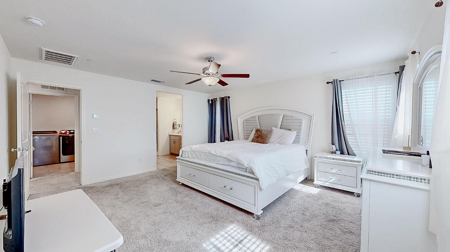 Detail Gallery Image 9 of 21 For 1775 Tomaso Ct, Los Banos,  CA 93635 - 5 Beds | 3 Baths