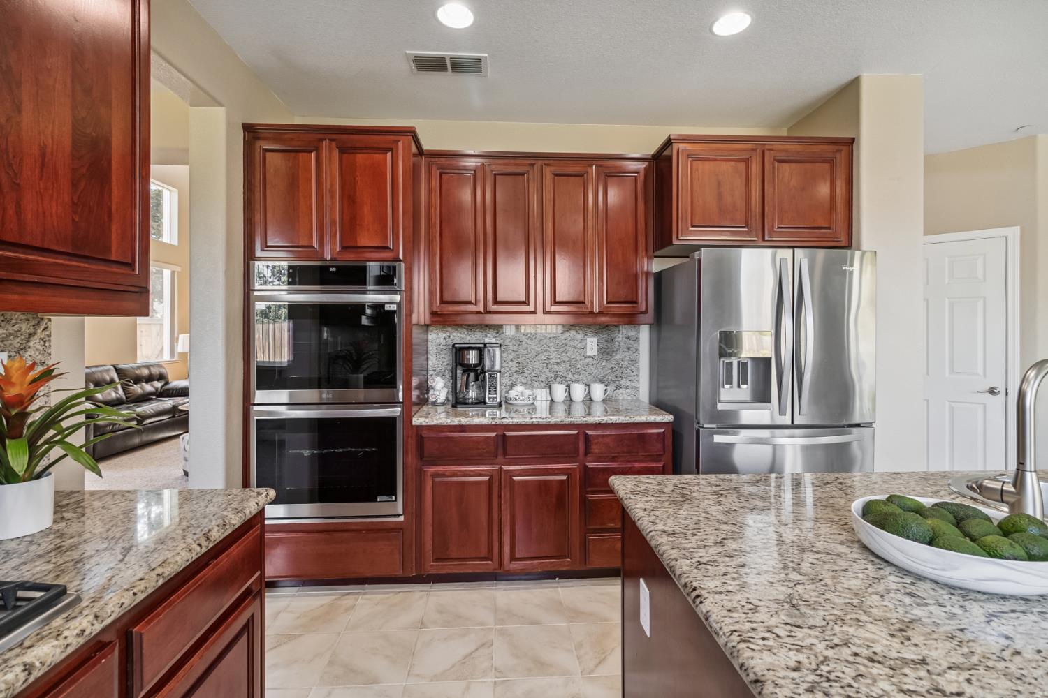 Detail Gallery Image 11 of 72 For 18400 Mandarin St, Woodland,  CA 95695 - 5 Beds | 4 Baths