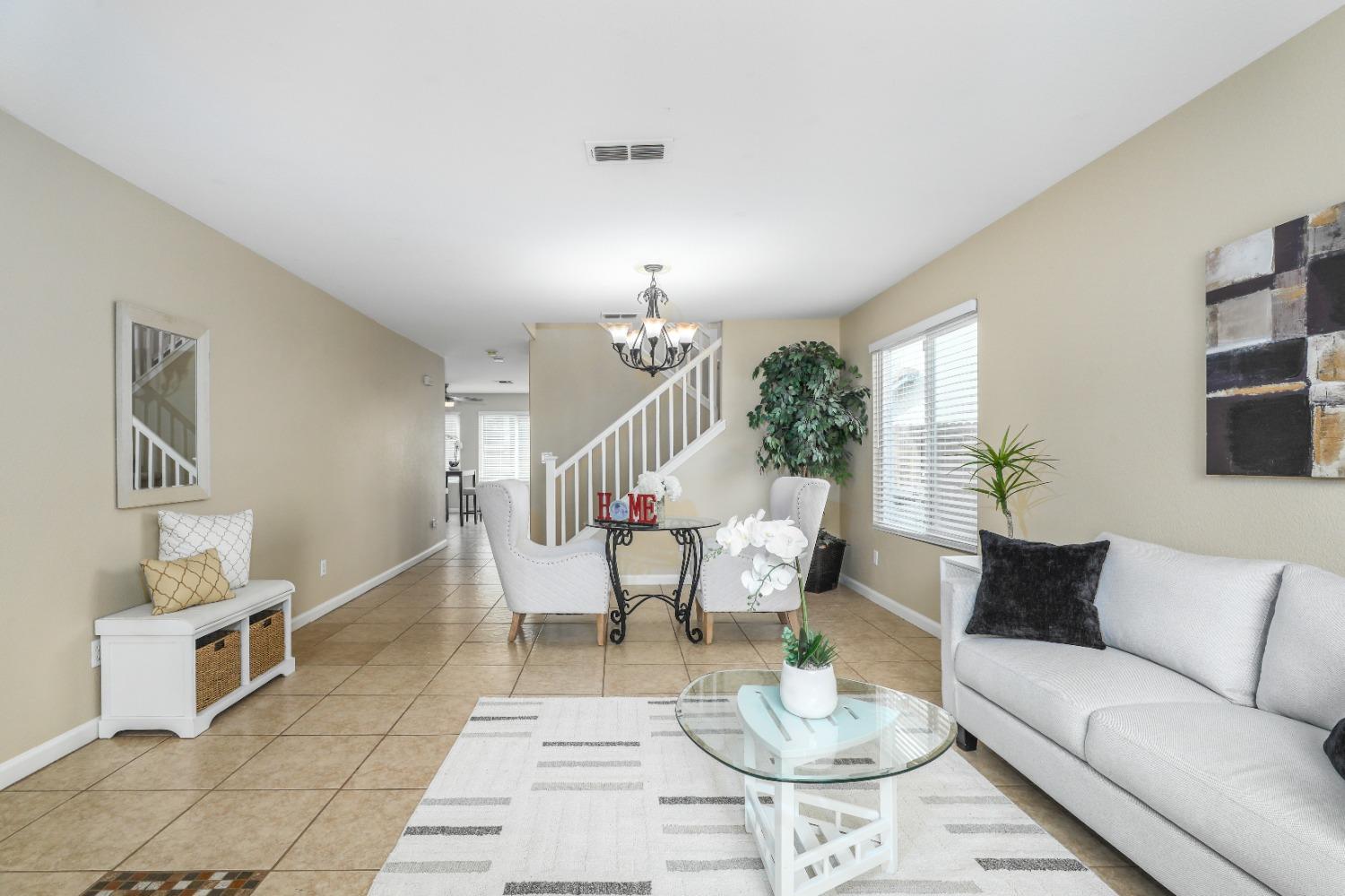 Detail Gallery Image 6 of 44 For 3355 Calla Lily Way, Sacramento,  CA 95833 - 5 Beds | 2/1 Baths