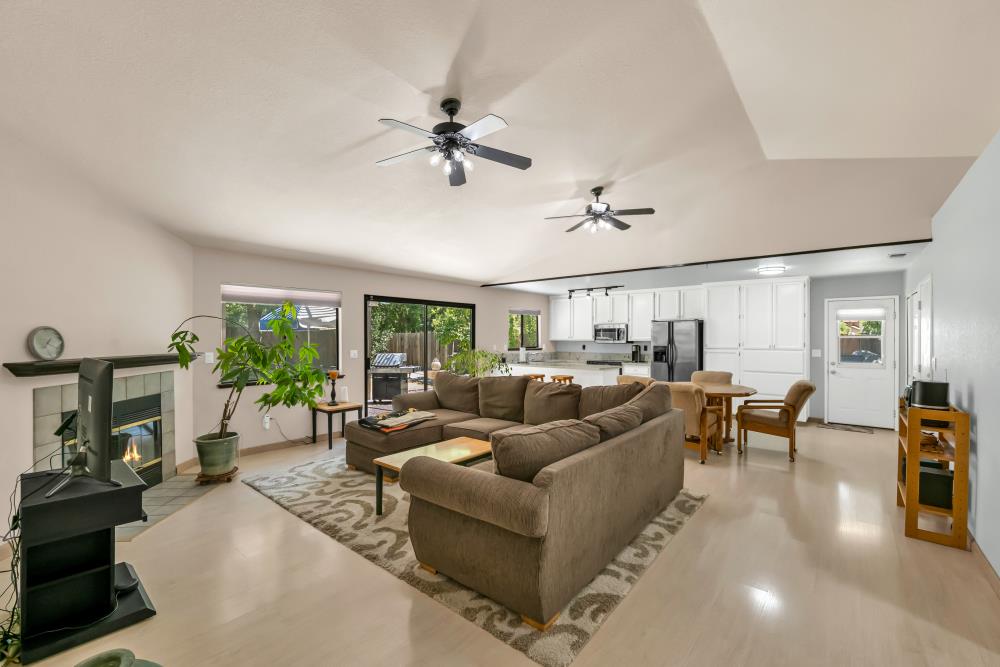 Detail Gallery Image 2 of 59 For 7527 Island Way, Sacramento,  CA 95831 - 3 Beds | 2 Baths