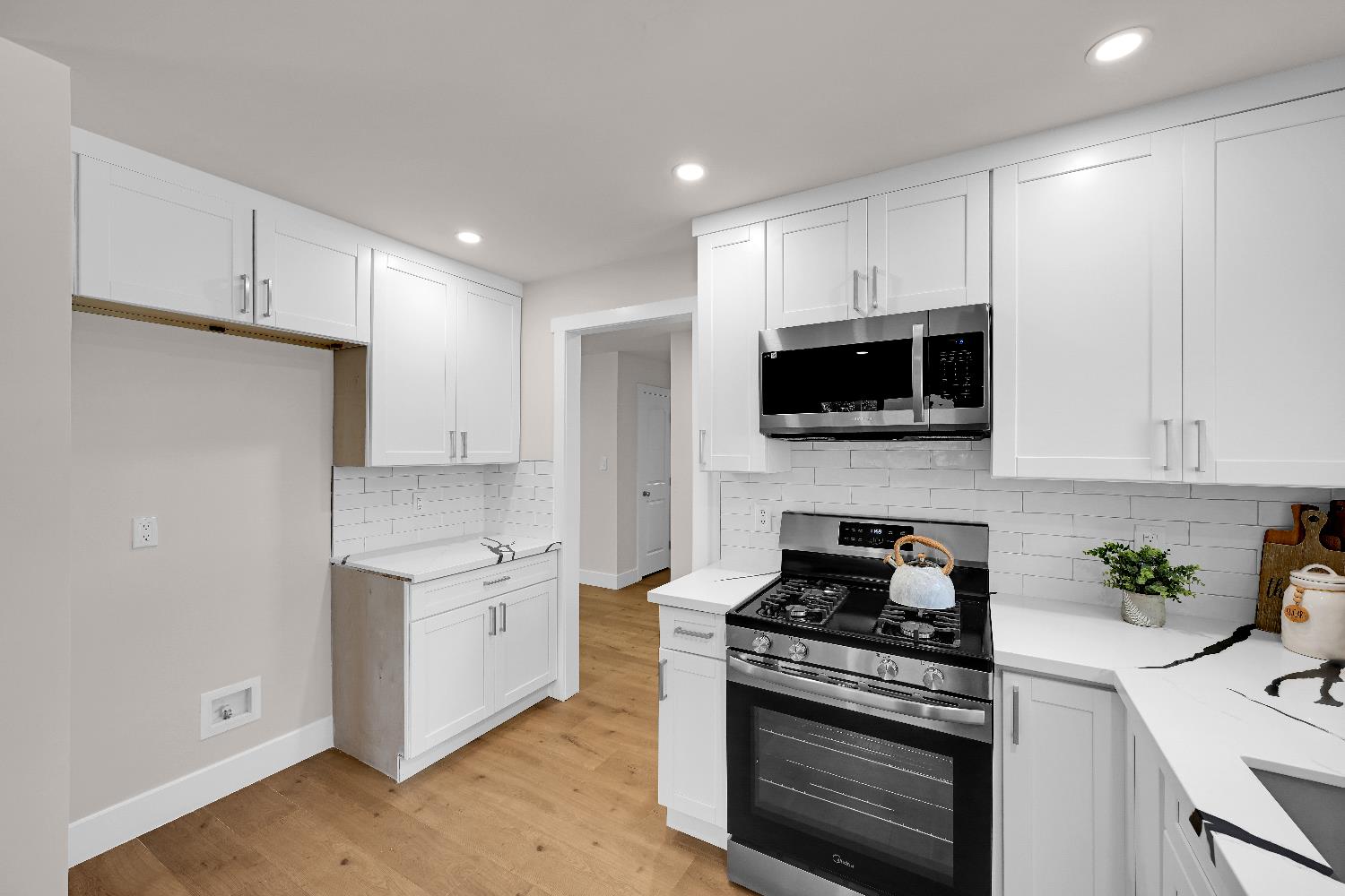 Detail Gallery Image 9 of 38 For 6608 Heatherwood Way, Sacramento,  CA 95831 - 3 Beds | 2 Baths