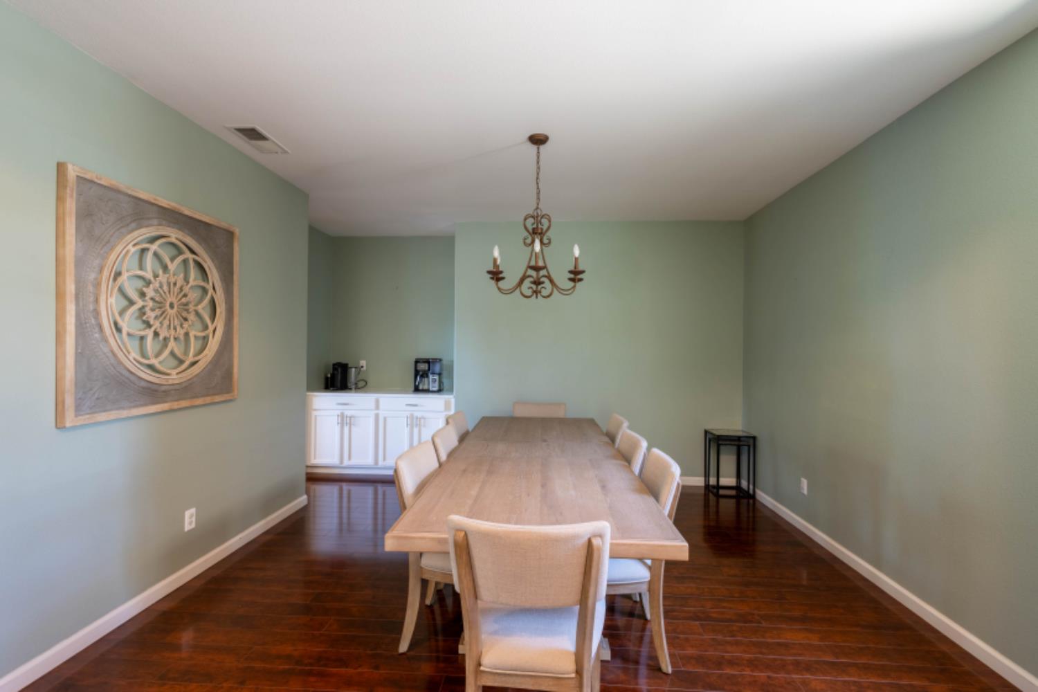 Detail Gallery Image 8 of 34 For 8328 Dandelion Dr, Elk Grove,  CA 95624 - 4 Beds | 2 Baths