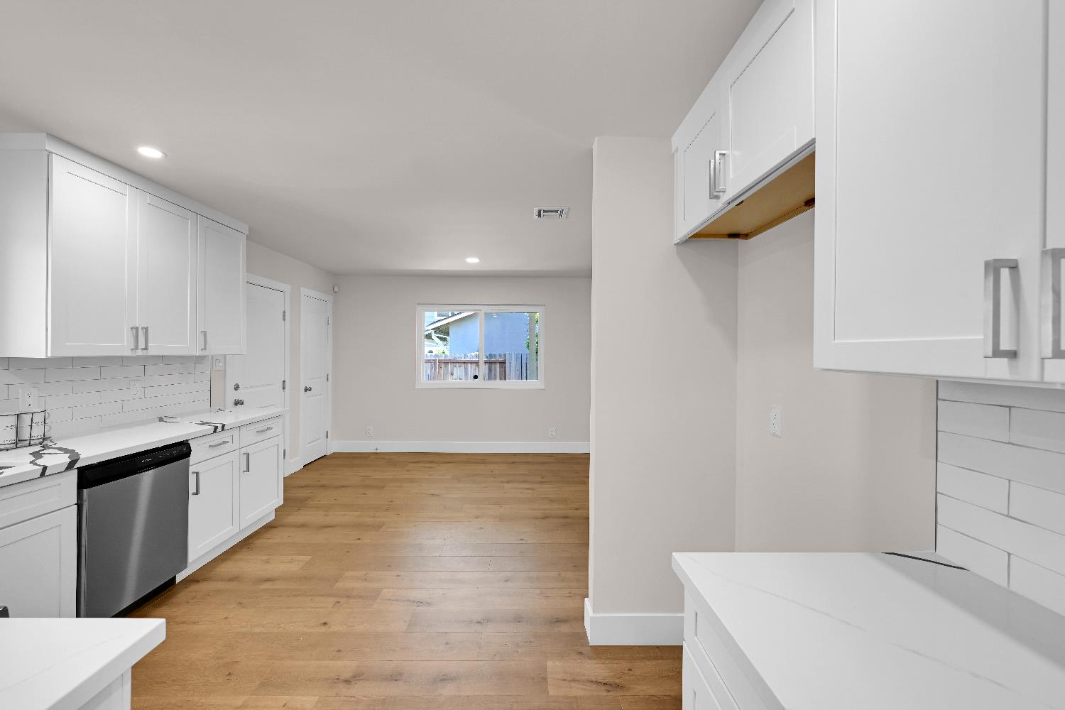 Detail Gallery Image 7 of 38 For 6608 Heatherwood Way, Sacramento,  CA 95831 - 3 Beds | 2 Baths