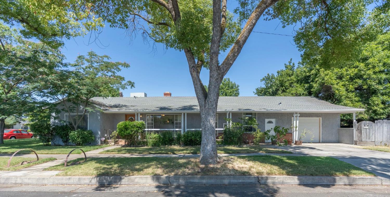 Detail Gallery Image 1 of 29 For 2107 S St, Merced,  CA 95340 - 3 Beds | 2 Baths