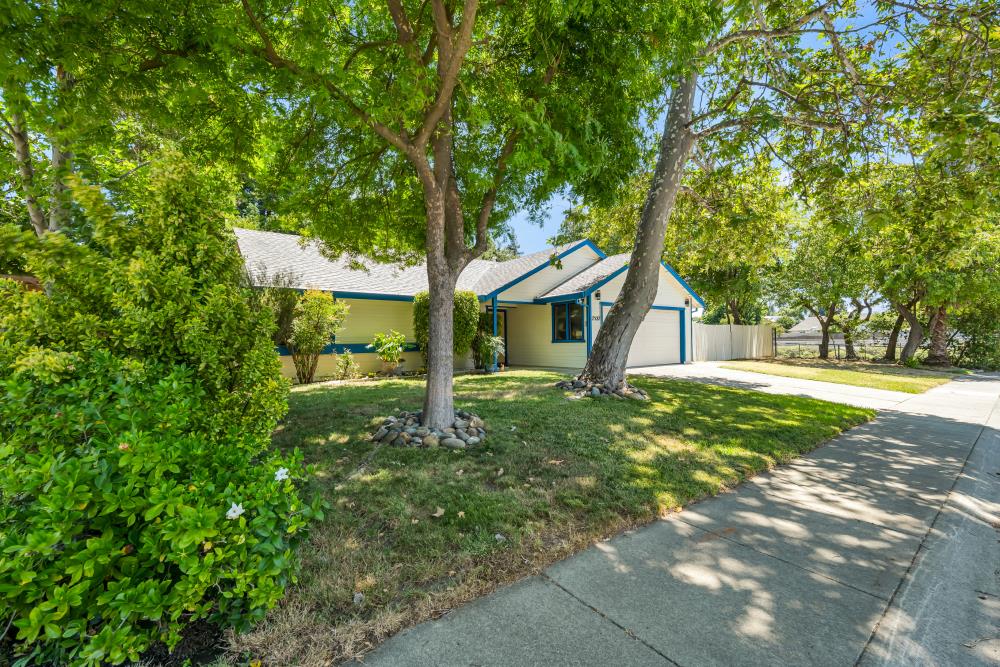 Detail Gallery Image 7 of 59 For 7527 Island Way, Sacramento,  CA 95831 - 3 Beds | 2 Baths