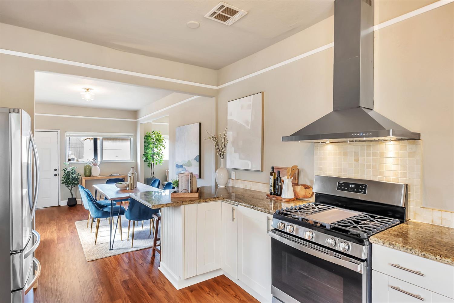 Detail Gallery Image 12 of 39 For 964 61st St, Oakland,  CA 94608 - 3 Beds | 2/1 Baths