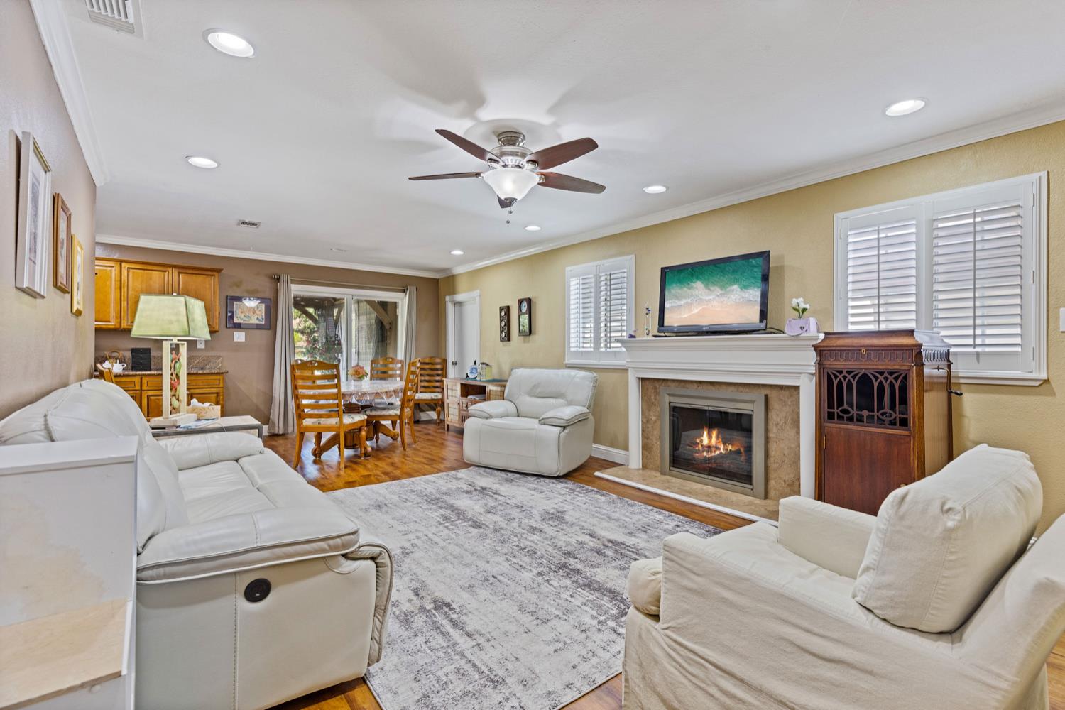 Detail Gallery Image 2 of 43 For 6761 Linda Sue Way, Fair Oaks,  CA 95628 - 3 Beds | 2 Baths