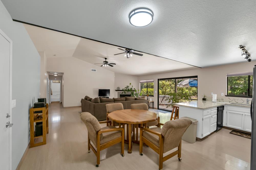 Detail Gallery Image 12 of 59 For 7527 Island Way, Sacramento,  CA 95831 - 3 Beds | 2 Baths