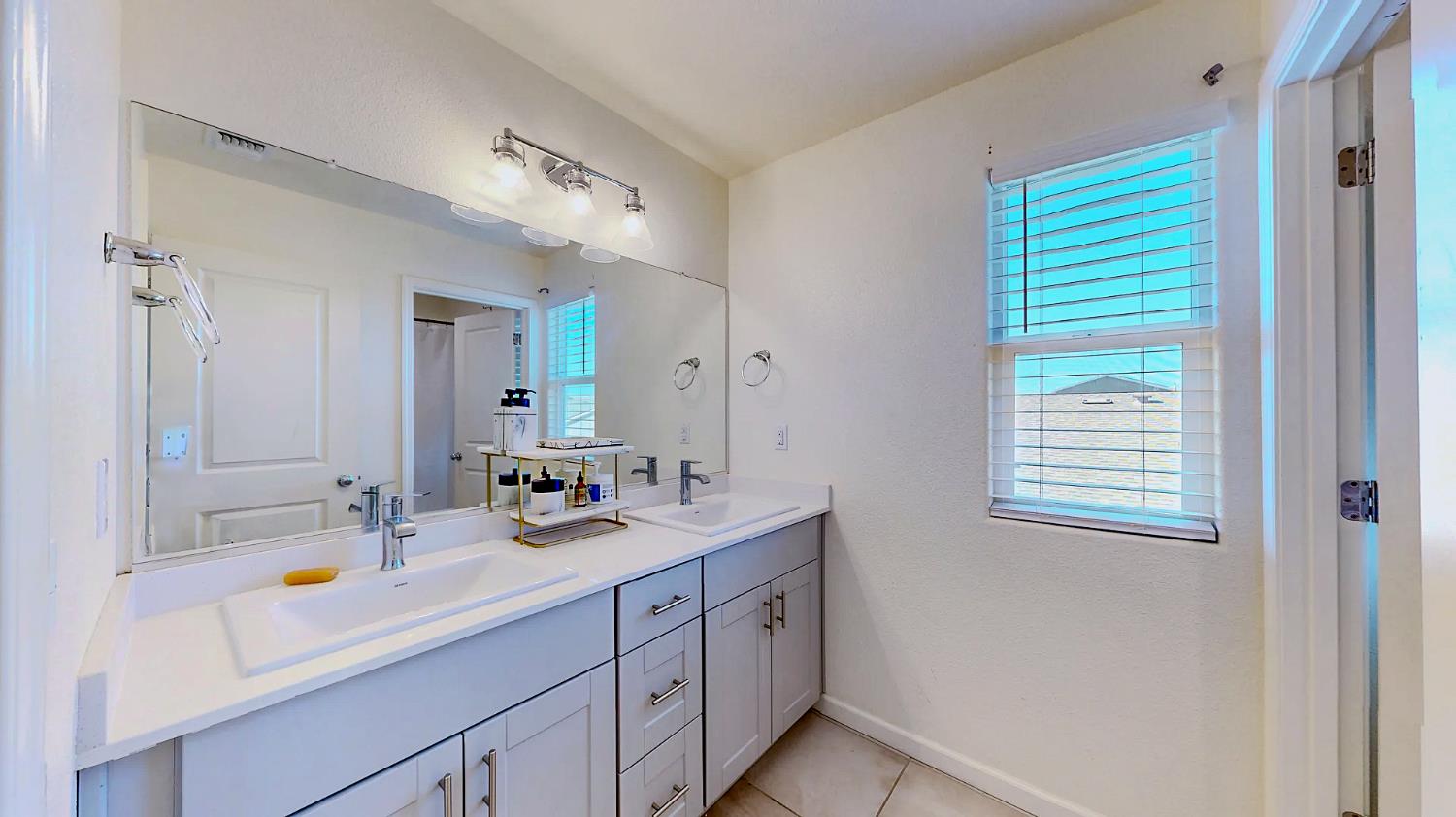 Detail Gallery Image 11 of 21 For 1775 Tomaso Ct, Los Banos,  CA 93635 - 5 Beds | 3 Baths