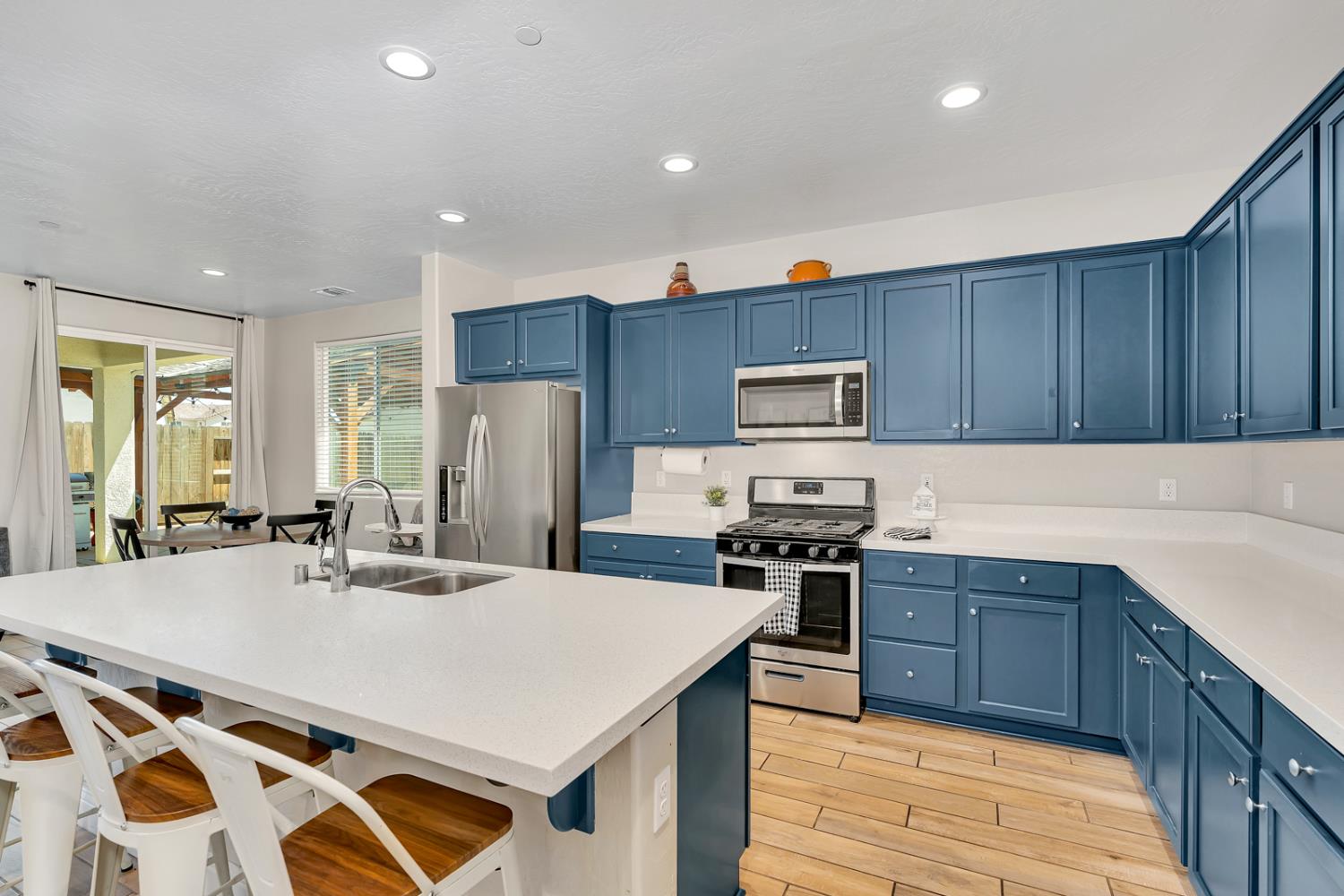 Detail Gallery Image 11 of 46 For 2040 Edwards St, Los Banos,  CA 93635 - 4 Beds | 3 Baths