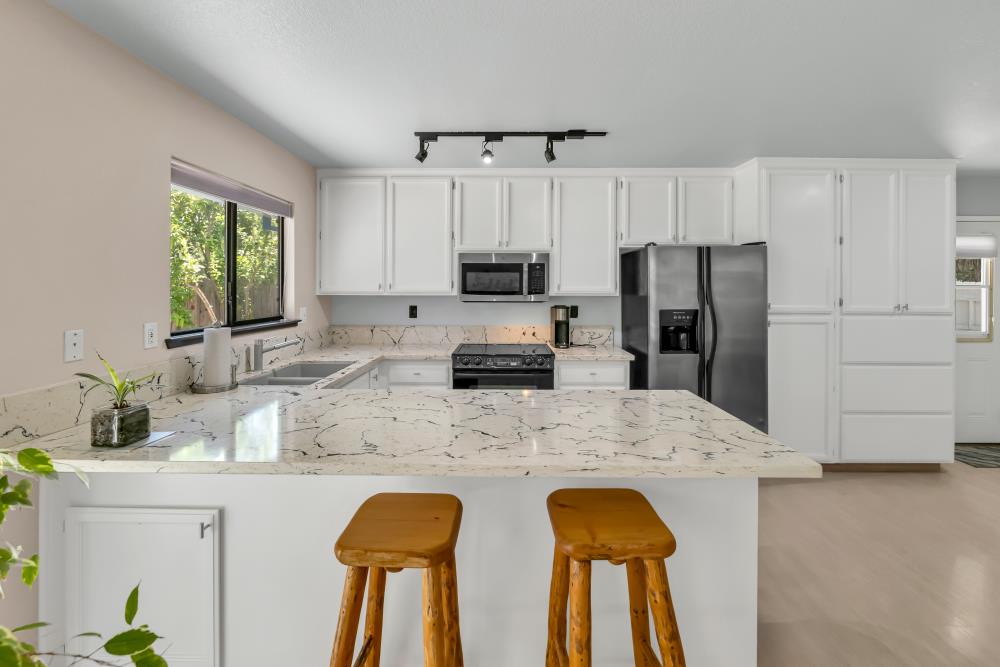 Detail Gallery Image 3 of 59 For 7527 Island Way, Sacramento,  CA 95831 - 3 Beds | 2 Baths