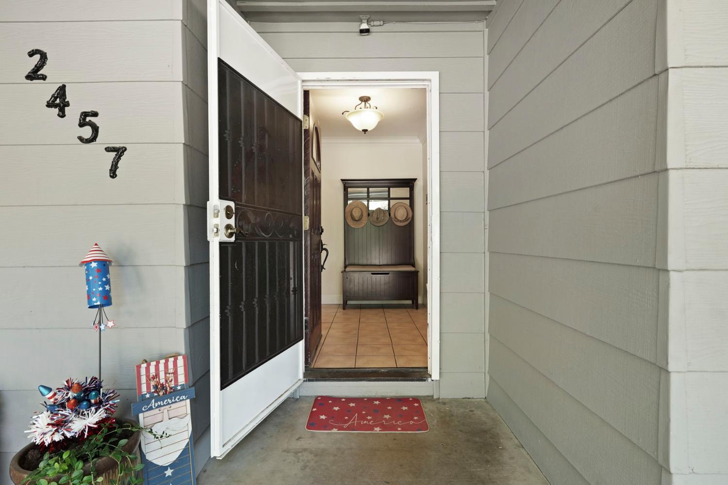 Detail Gallery Image 4 of 52 For 2457 Rockingham Cir, Lodi,  CA 95242 - 4 Beds | 2/1 Baths