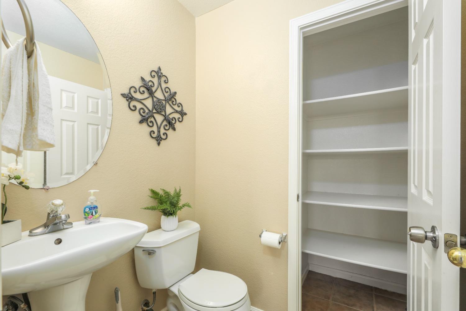 Detail Gallery Image 14 of 44 For 3355 Calla Lily Way, Sacramento,  CA 95833 - 5 Beds | 2/1 Baths