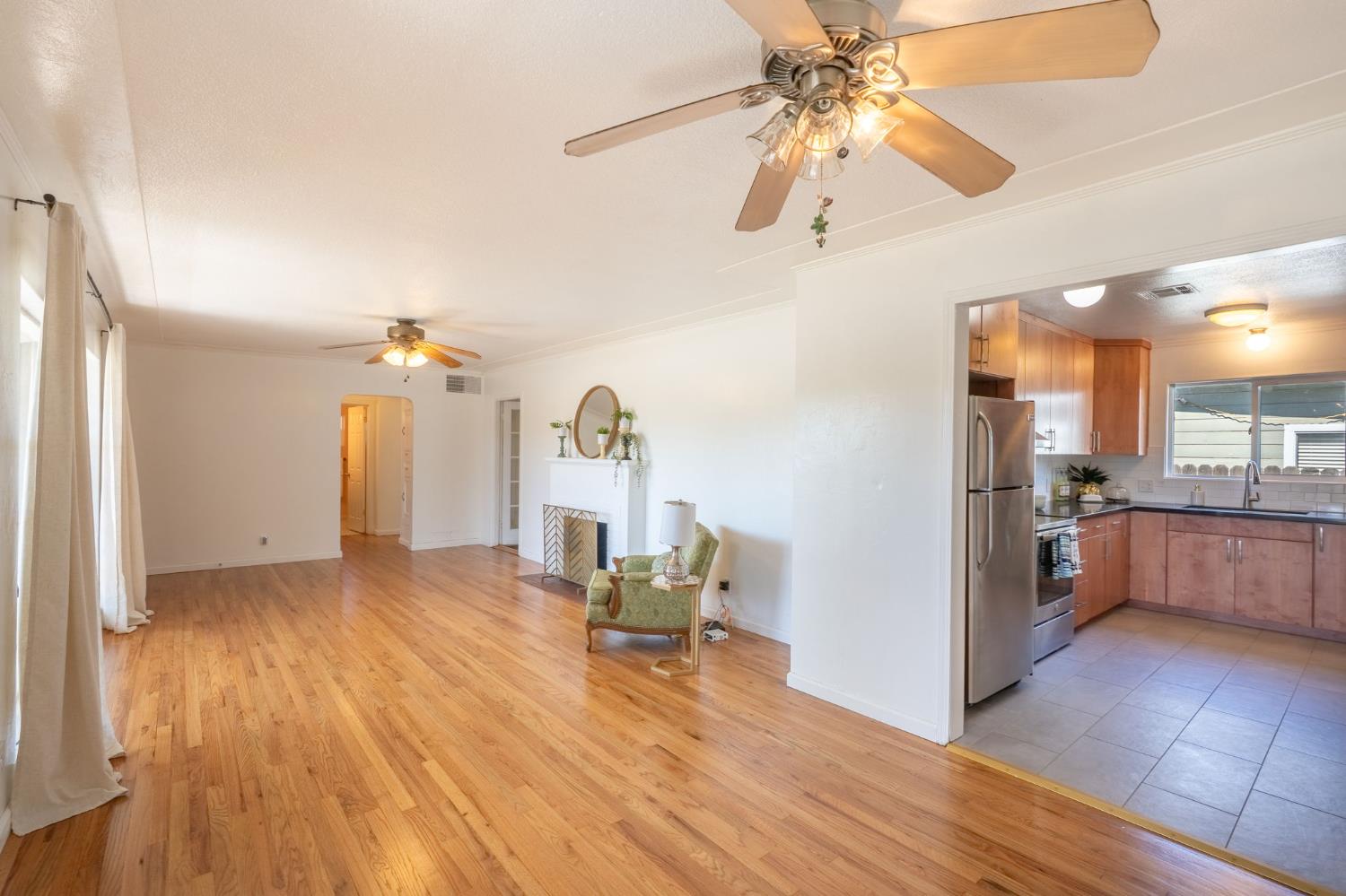 Detail Gallery Image 6 of 29 For 2107 S St, Merced,  CA 95340 - 3 Beds | 2 Baths