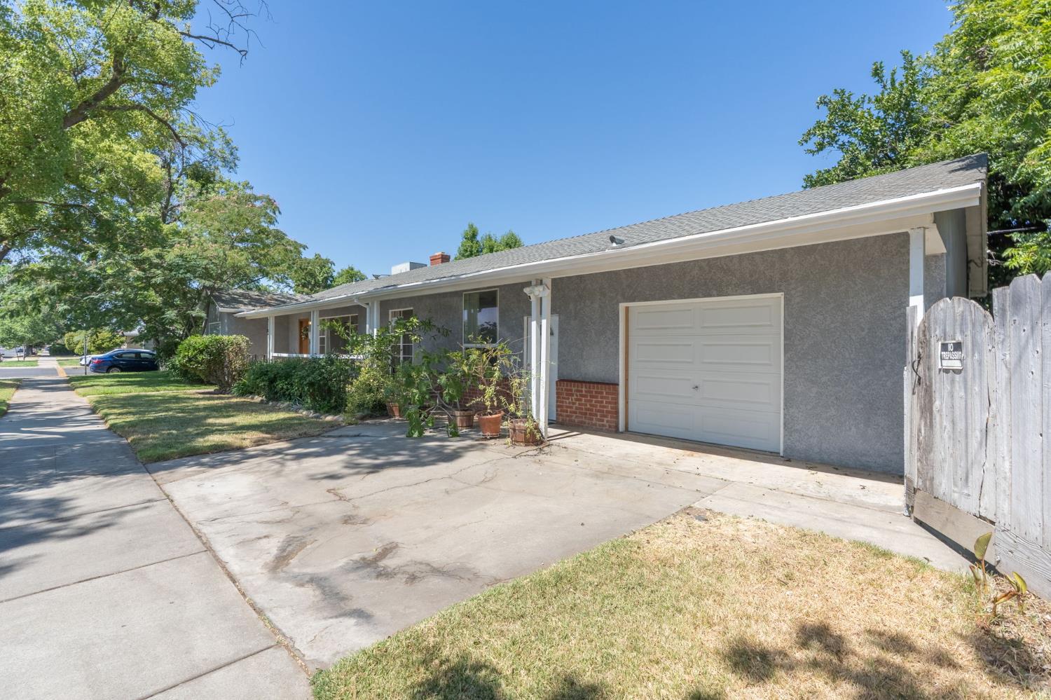 Detail Gallery Image 2 of 29 For 2107 S St, Merced,  CA 95340 - 3 Beds | 2 Baths