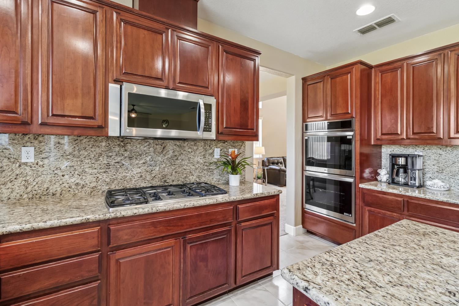 Detail Gallery Image 12 of 72 For 18400 Mandarin St, Woodland,  CA 95695 - 5 Beds | 4 Baths