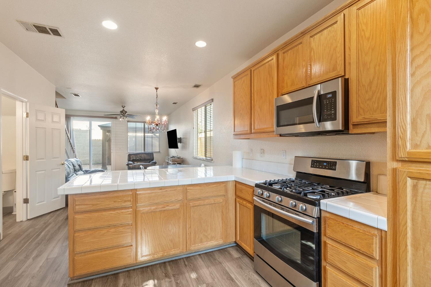 Detail Gallery Image 6 of 26 For 1725 Norwood Heights Ln, Ceres,  CA 95307 - 3 Beds | 2/1 Baths